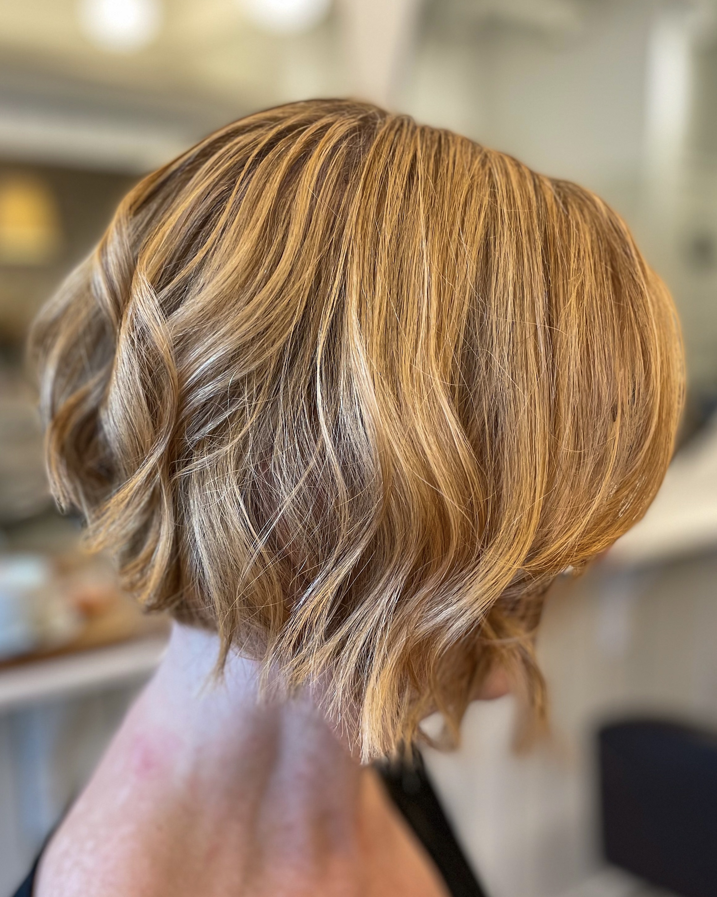 En bob med ljusa slingor