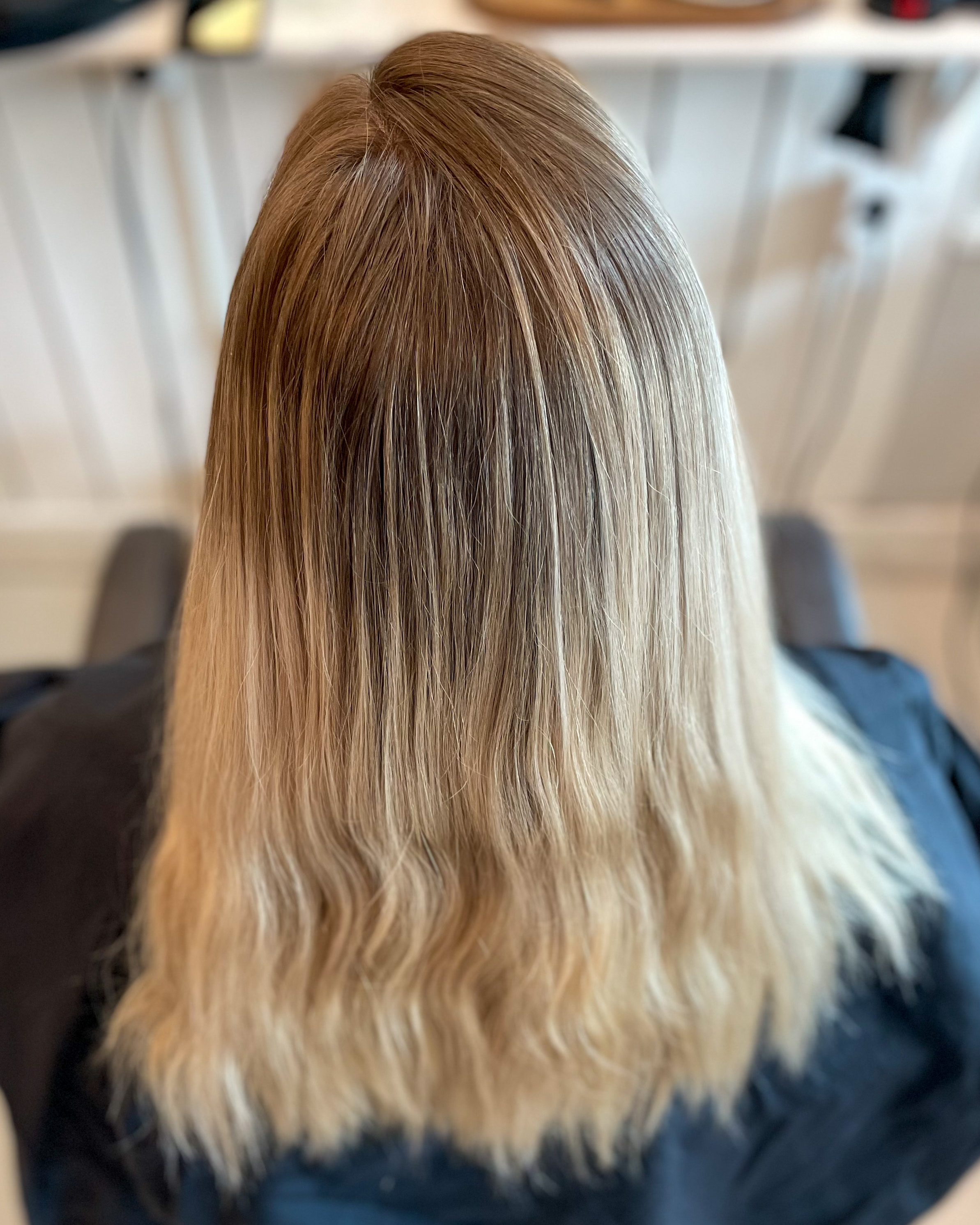 Ljusa slingor med en krispigt kall blond nyans