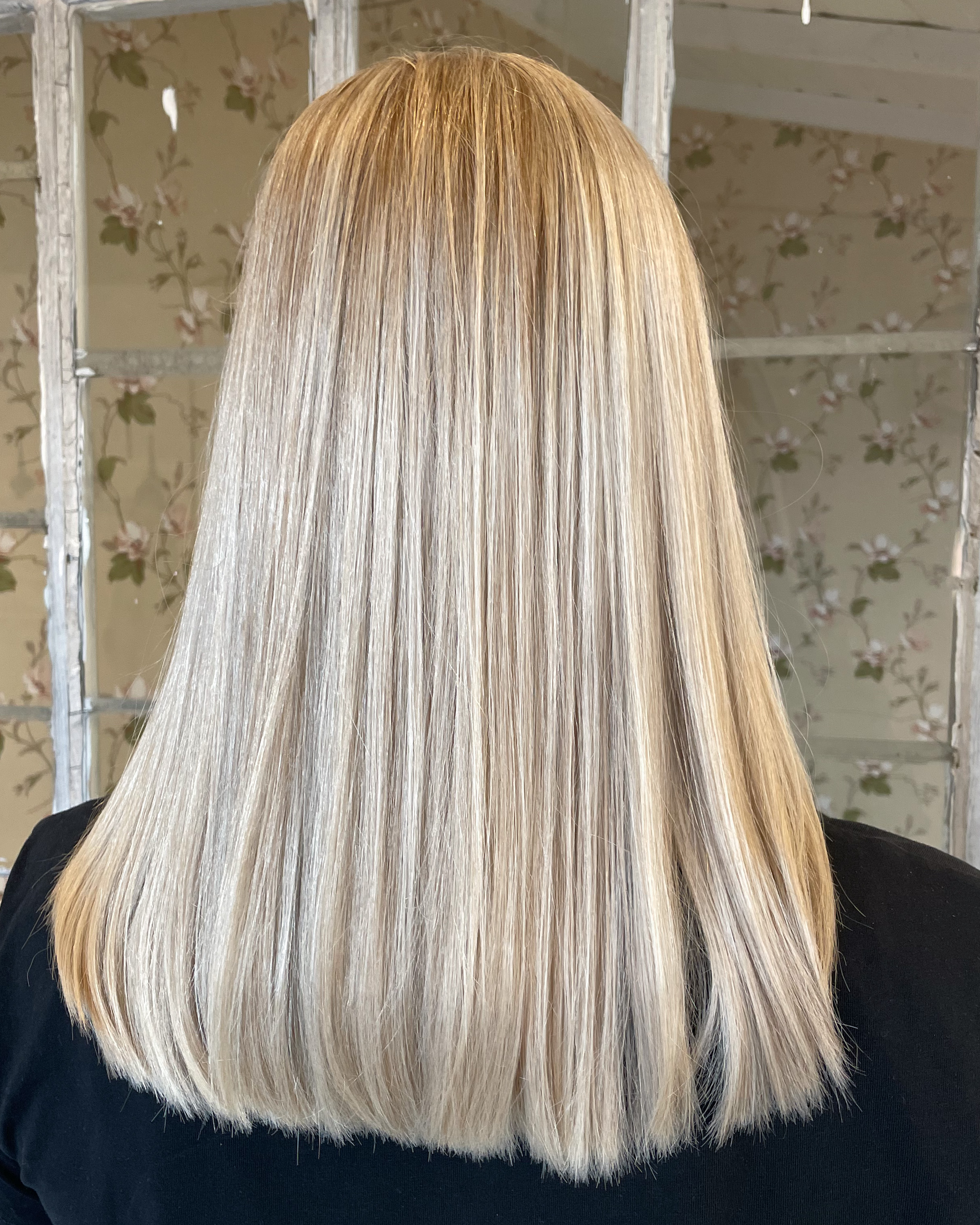 Ljusa slingor med en krispigt kall blond nyans