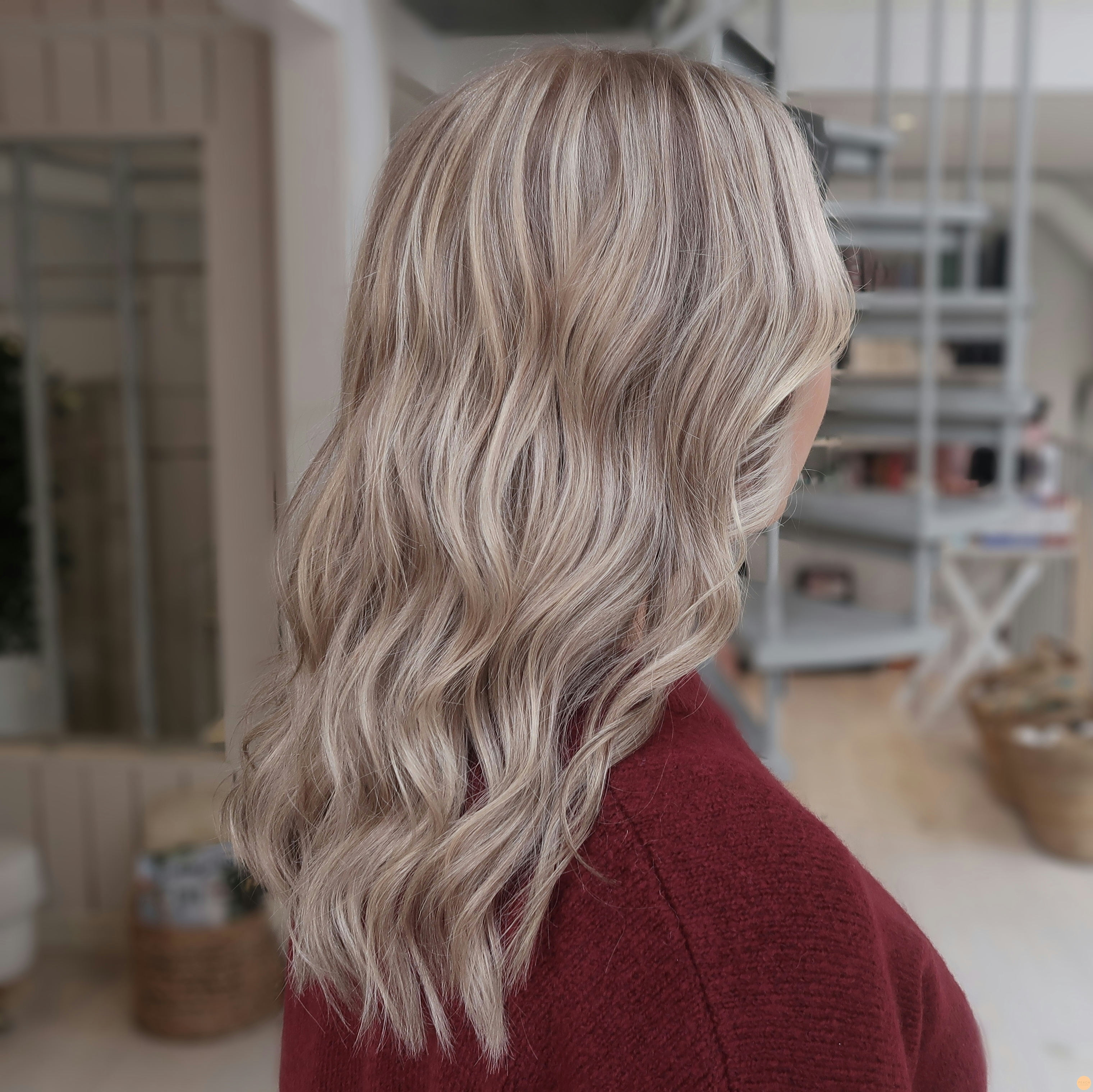 Mörka slingor i ljust hår