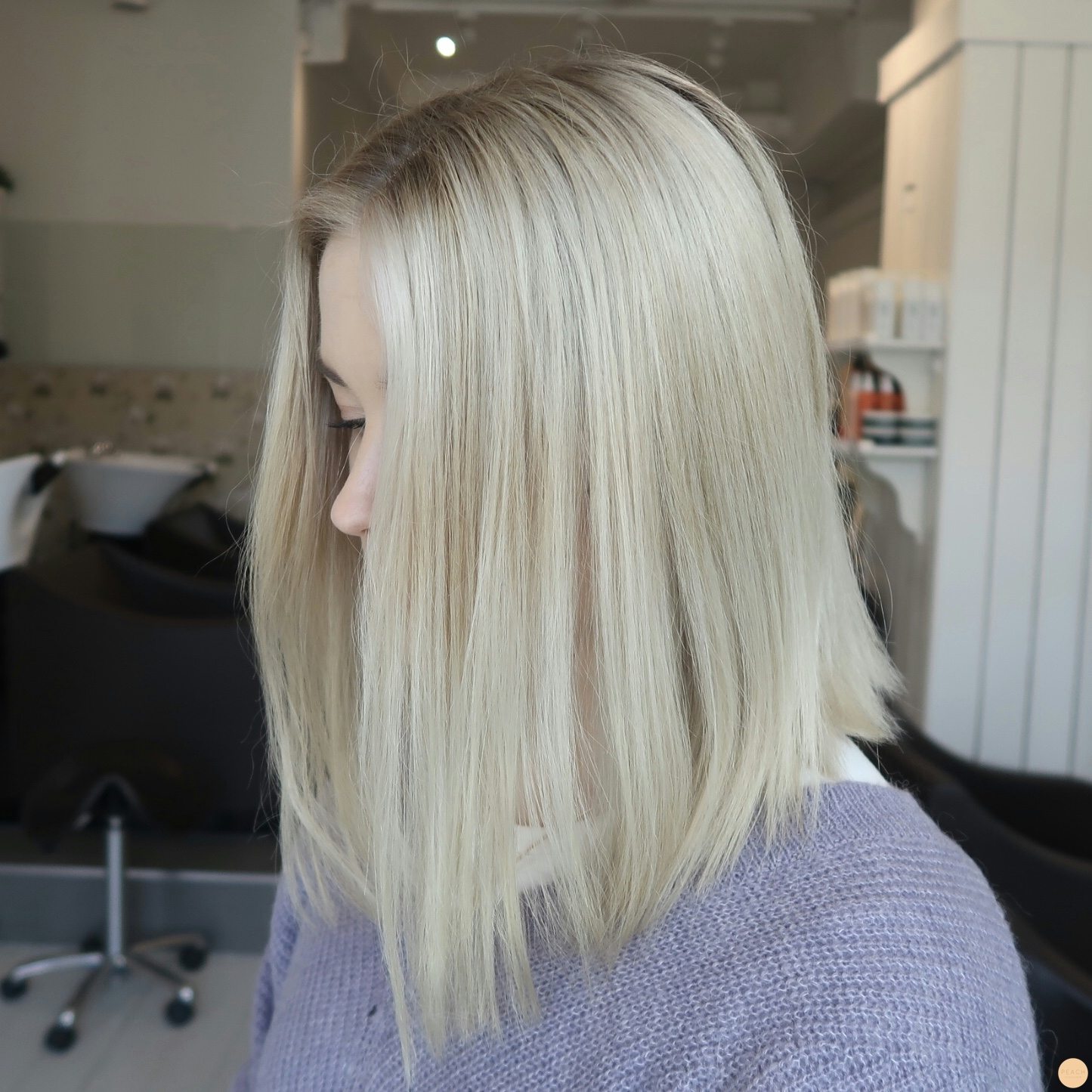 Från en varm hemmafärgning till en sval blond ton