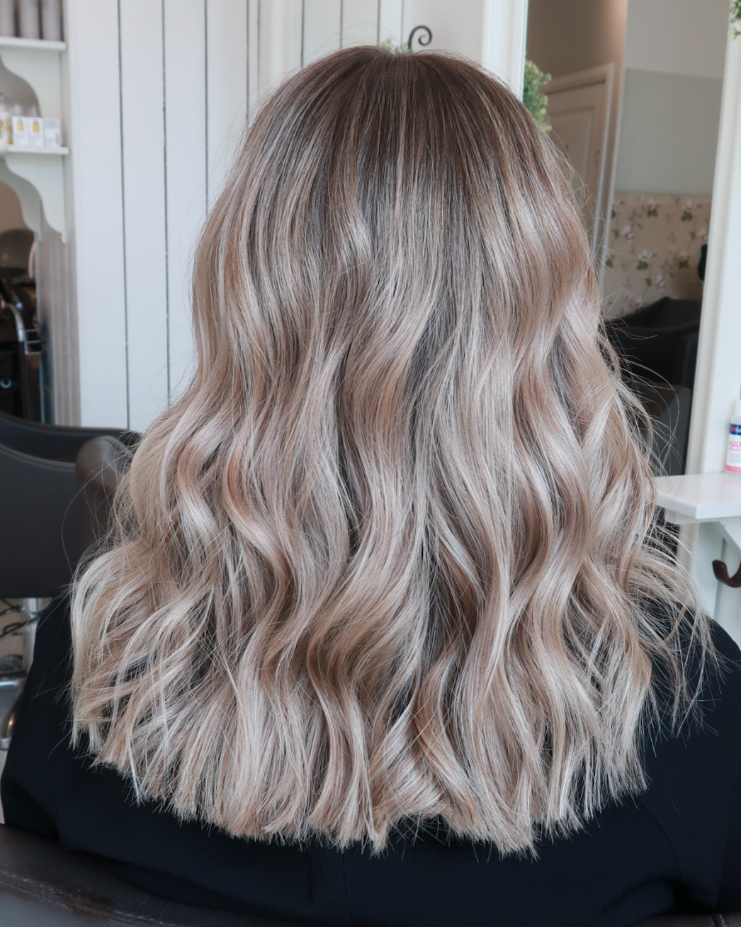 Beige blond hårfärg med ljusa slingor