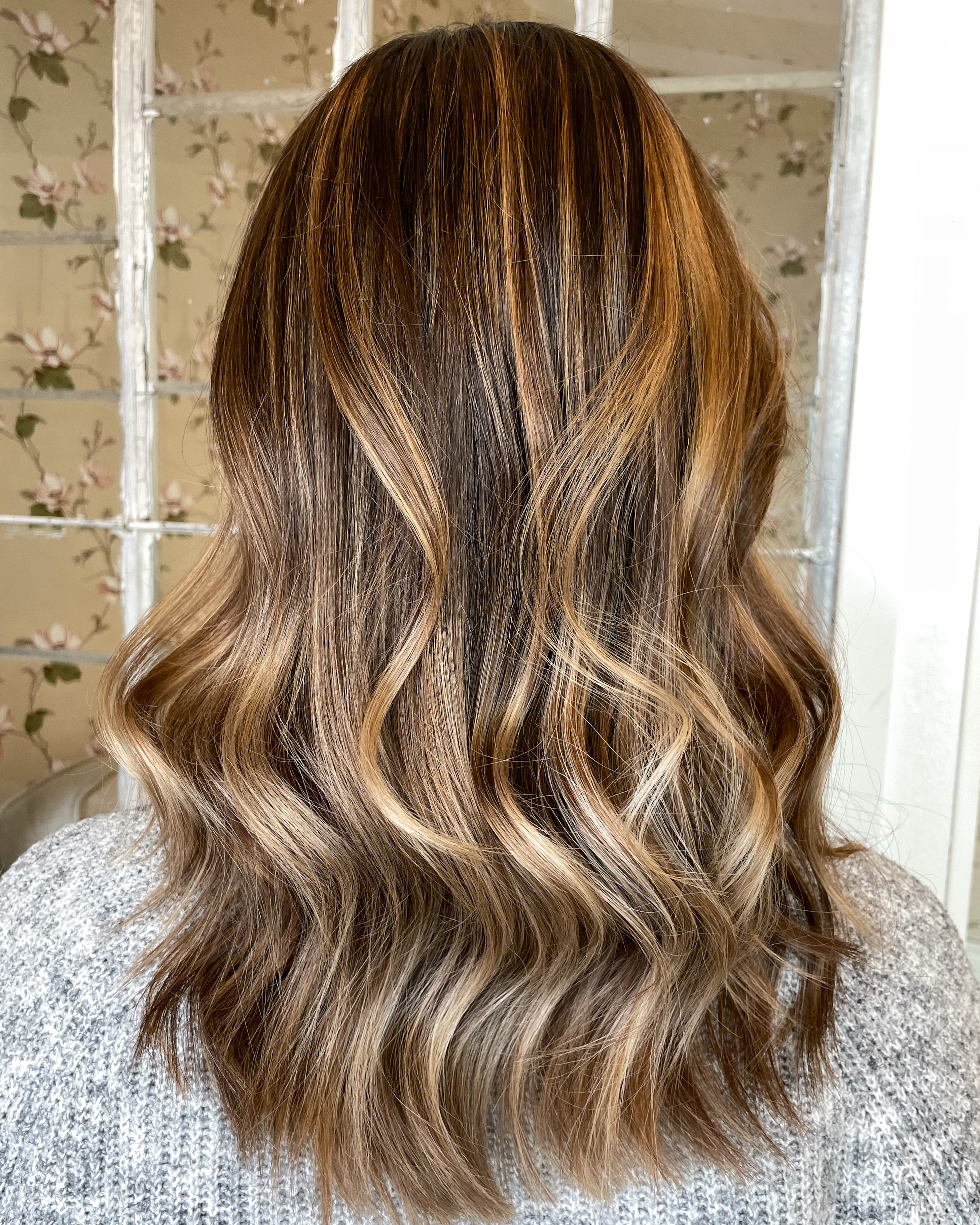 Varm brun hårfärg med ljusa slingor 🍫