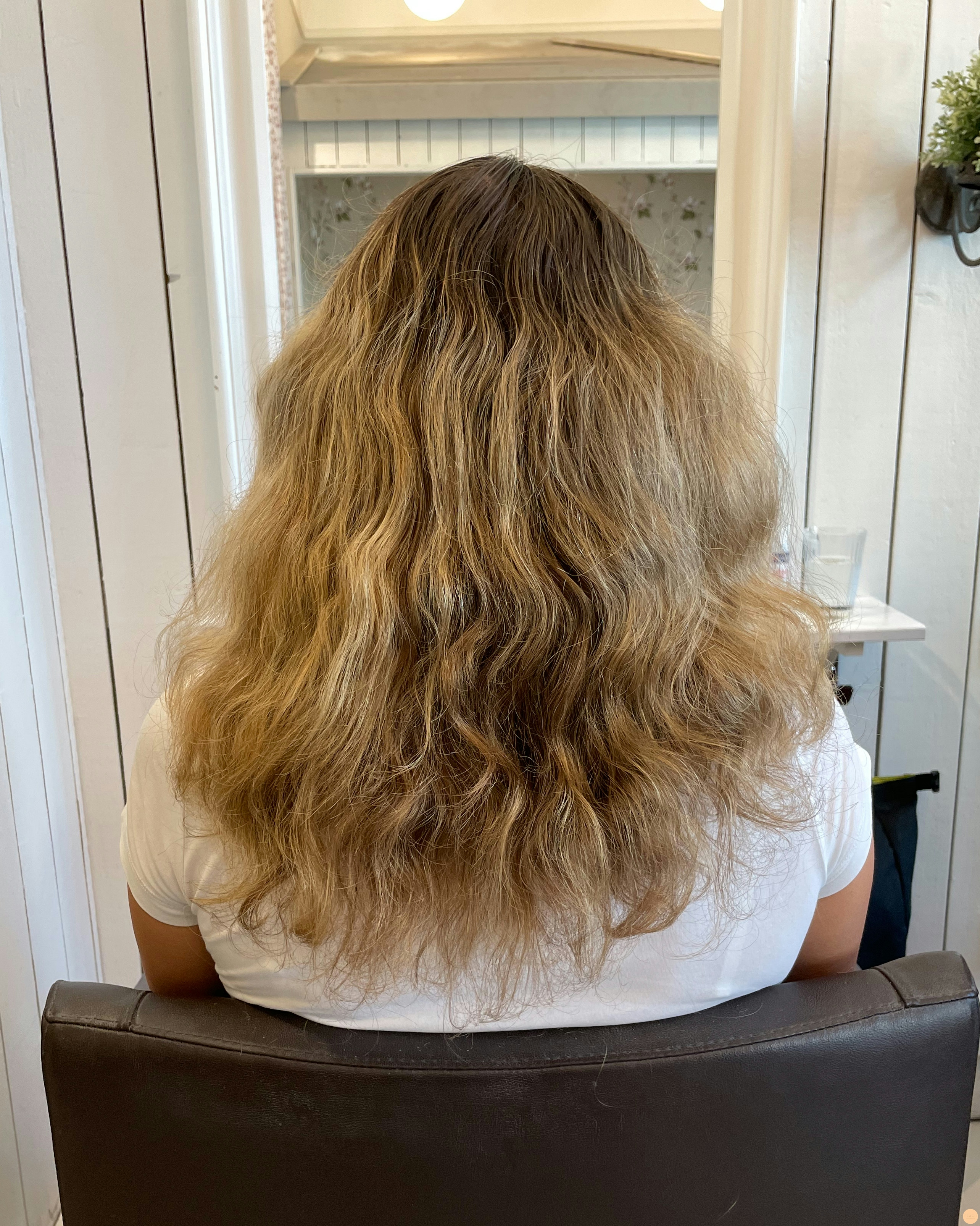 Naturlig beige blond hårfärg med slingor