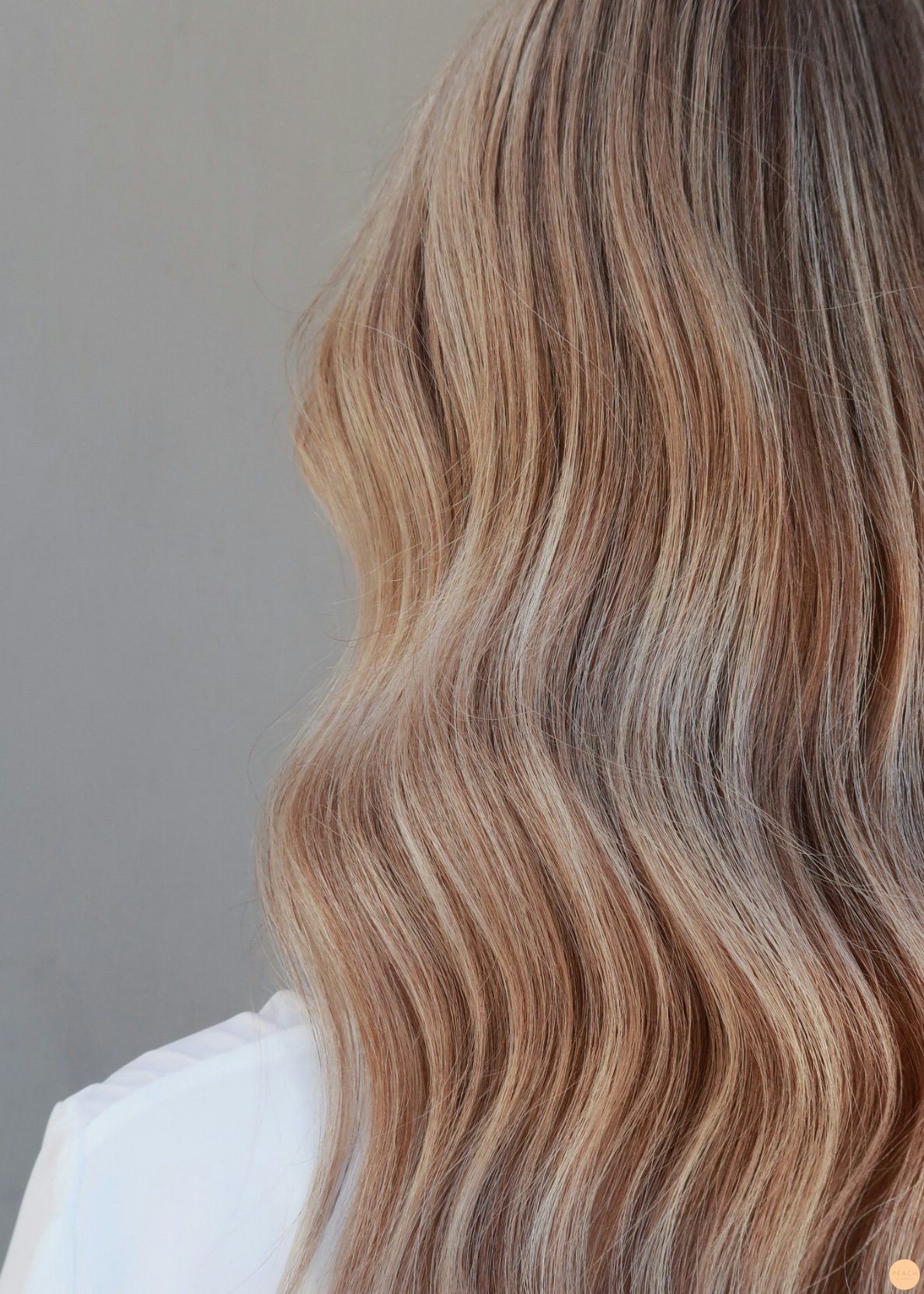 Beige blond hårfärg med ljusa och mörka slingor