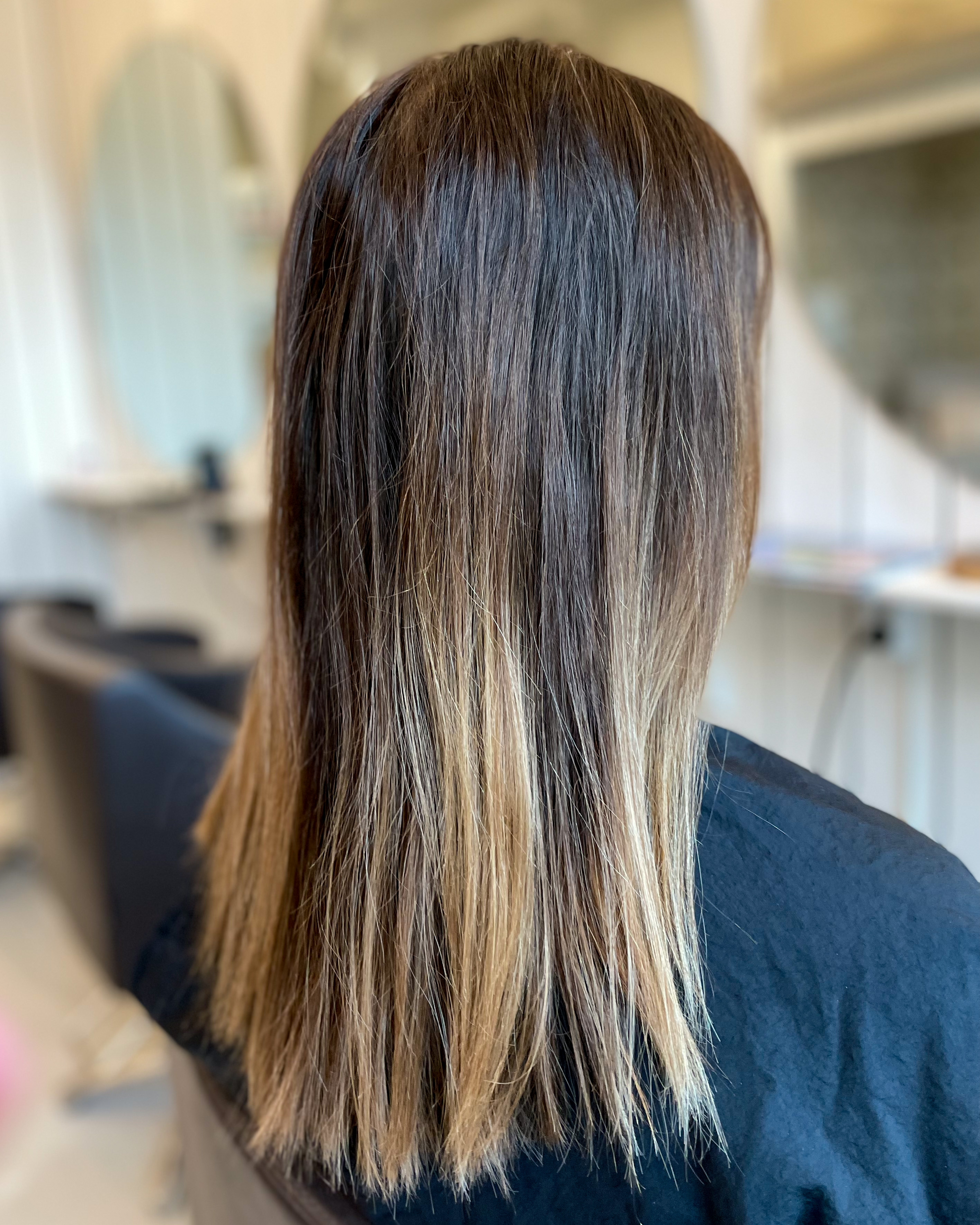 Varm brun hårfärg med ljusa slingor 🍫