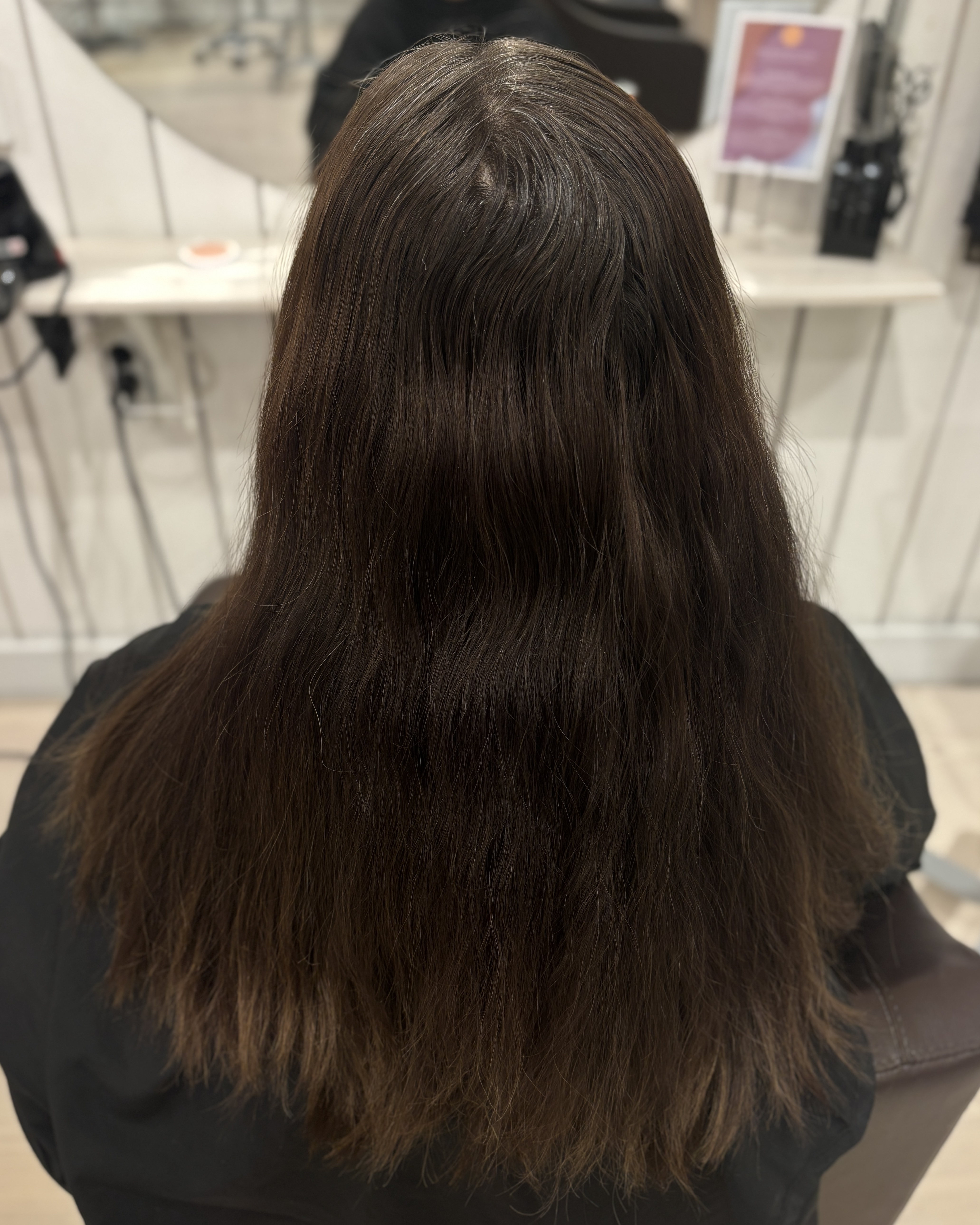 Varma slingor i brunt hår