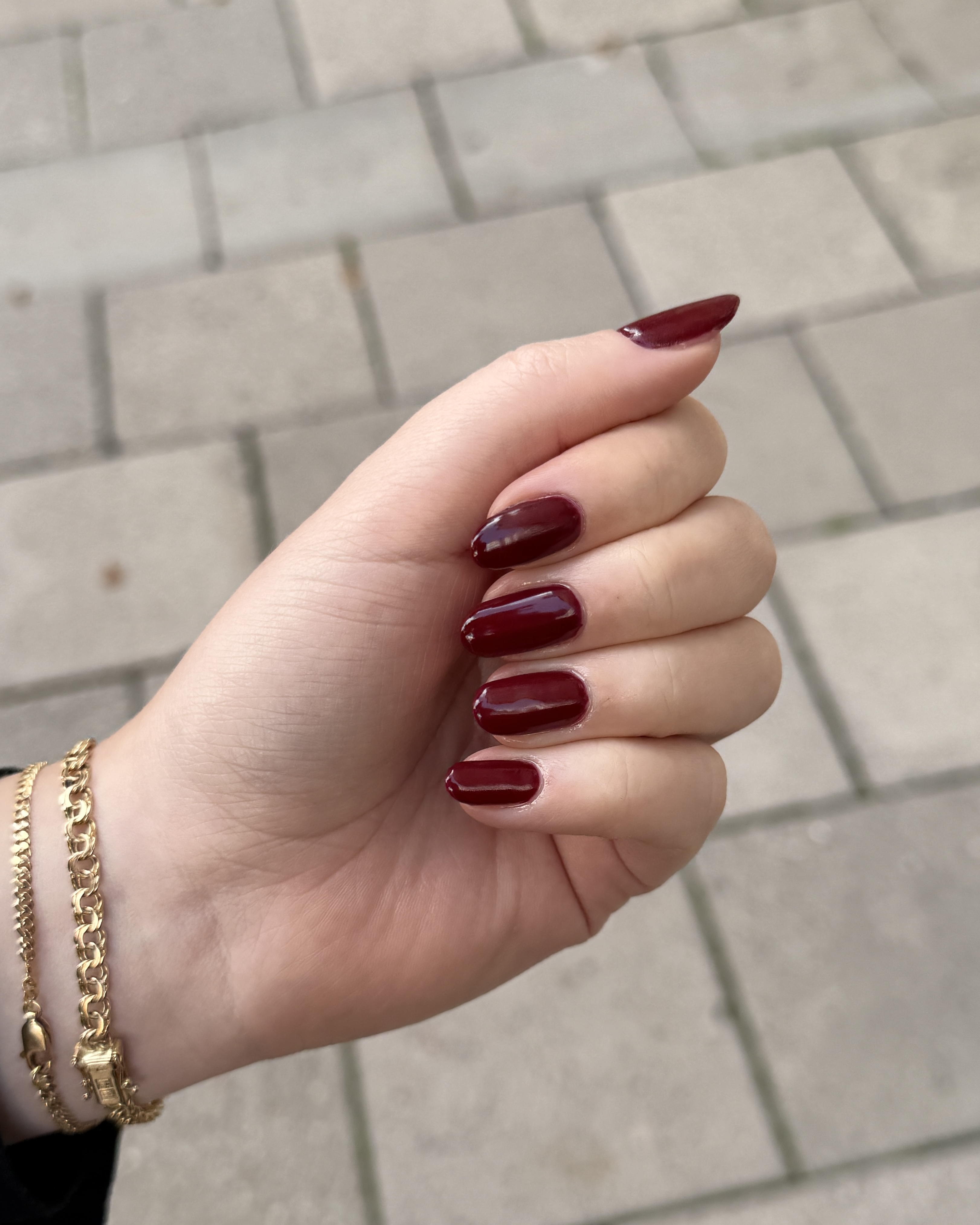 Vinröda mandelformade naglar