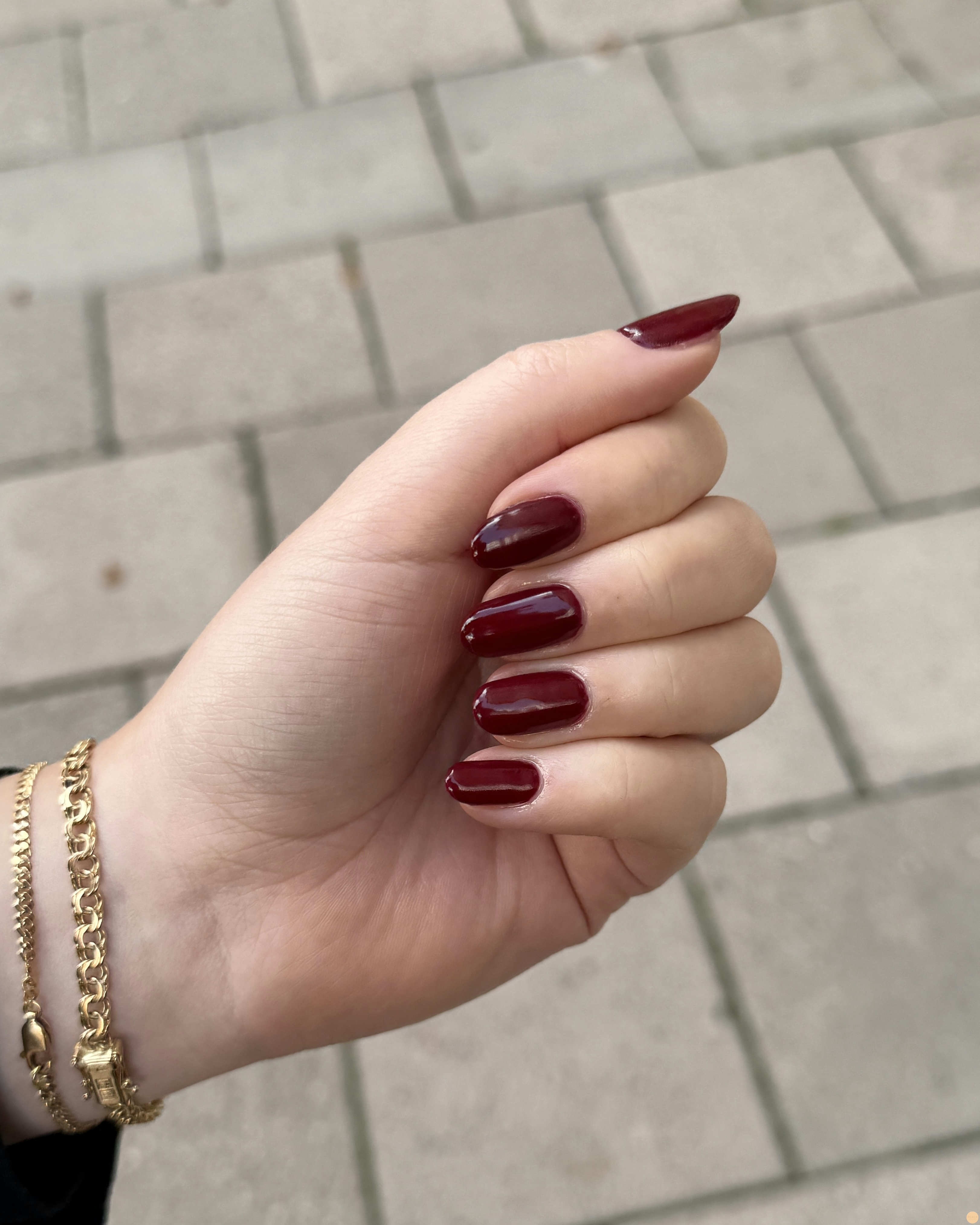 Vinröda mandelformade naglar
