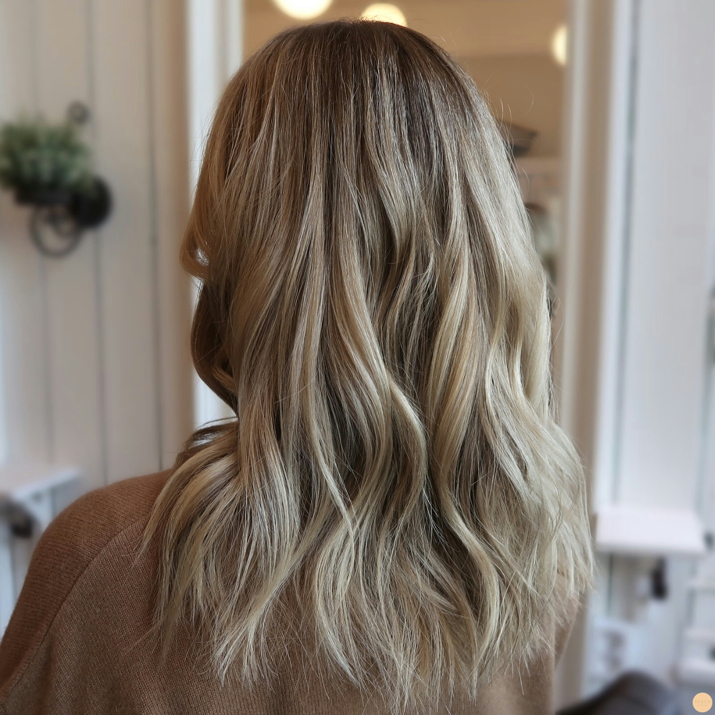 Beige blond hårfärg med highlights och lowlights