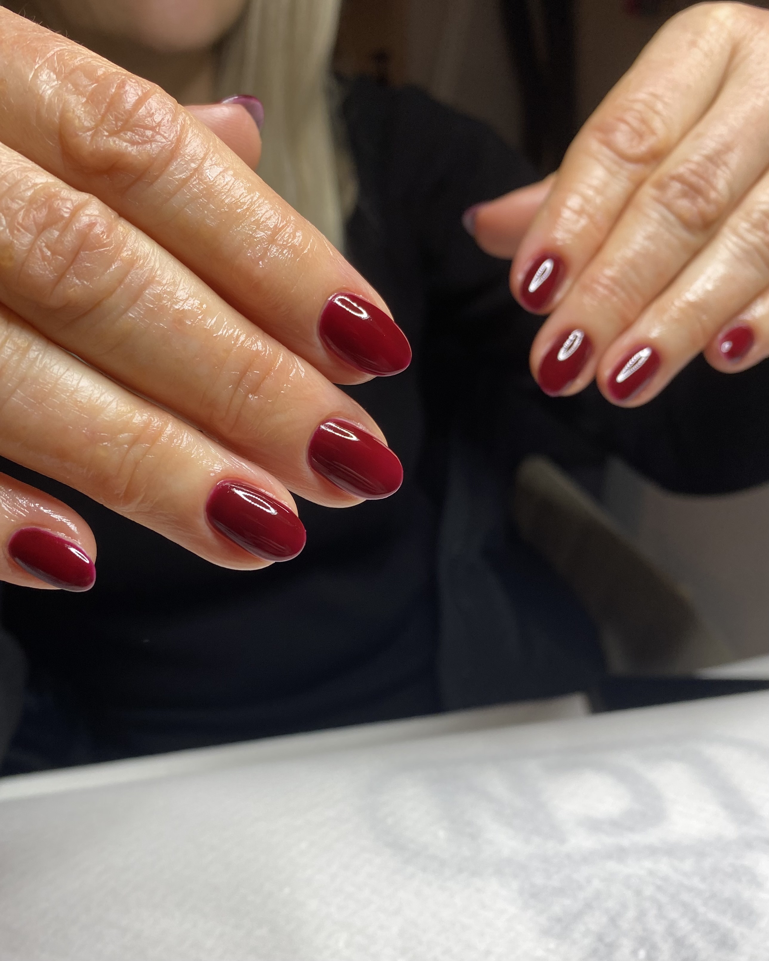 Vinröda mandelformade naglar