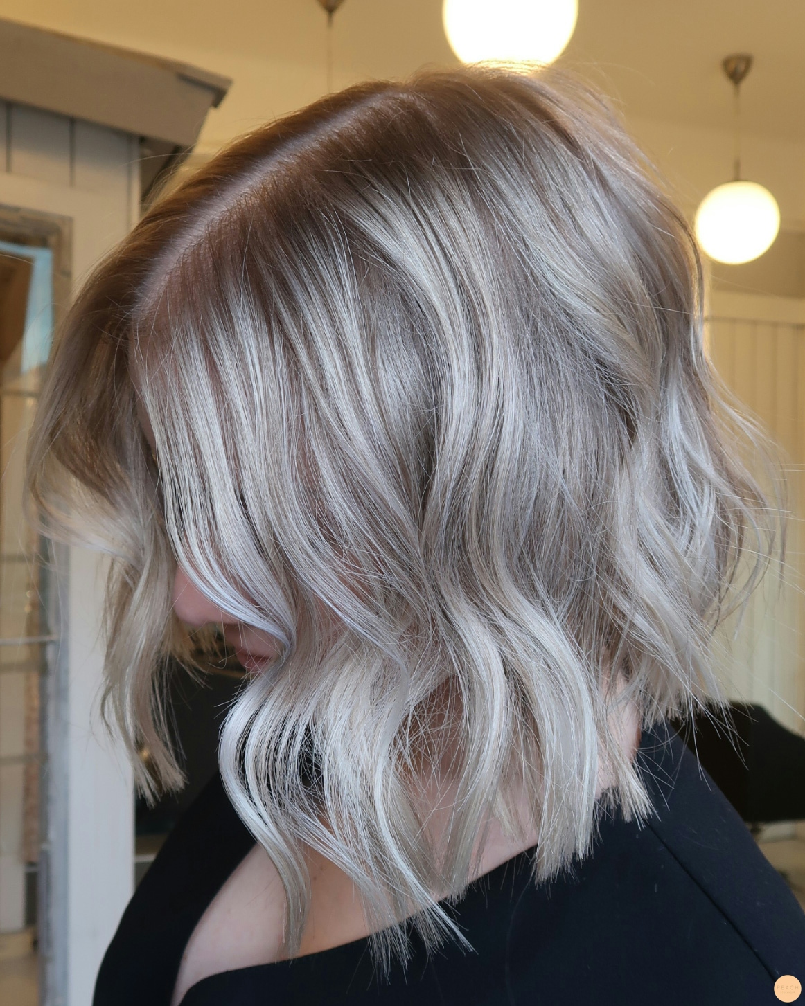 Kort lob frisyr med ljusa slingor