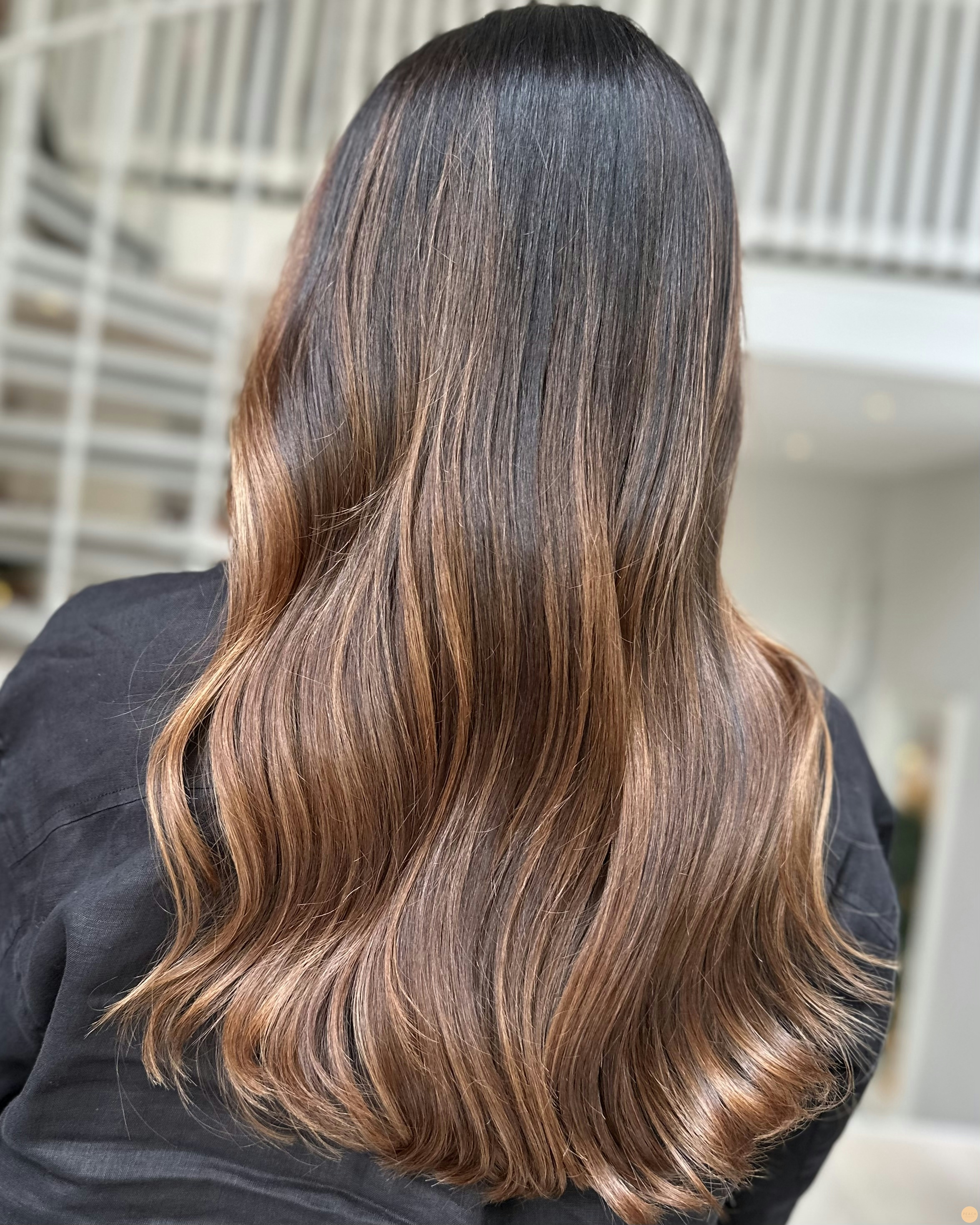 Mörkt hår med ljusa varma slingor