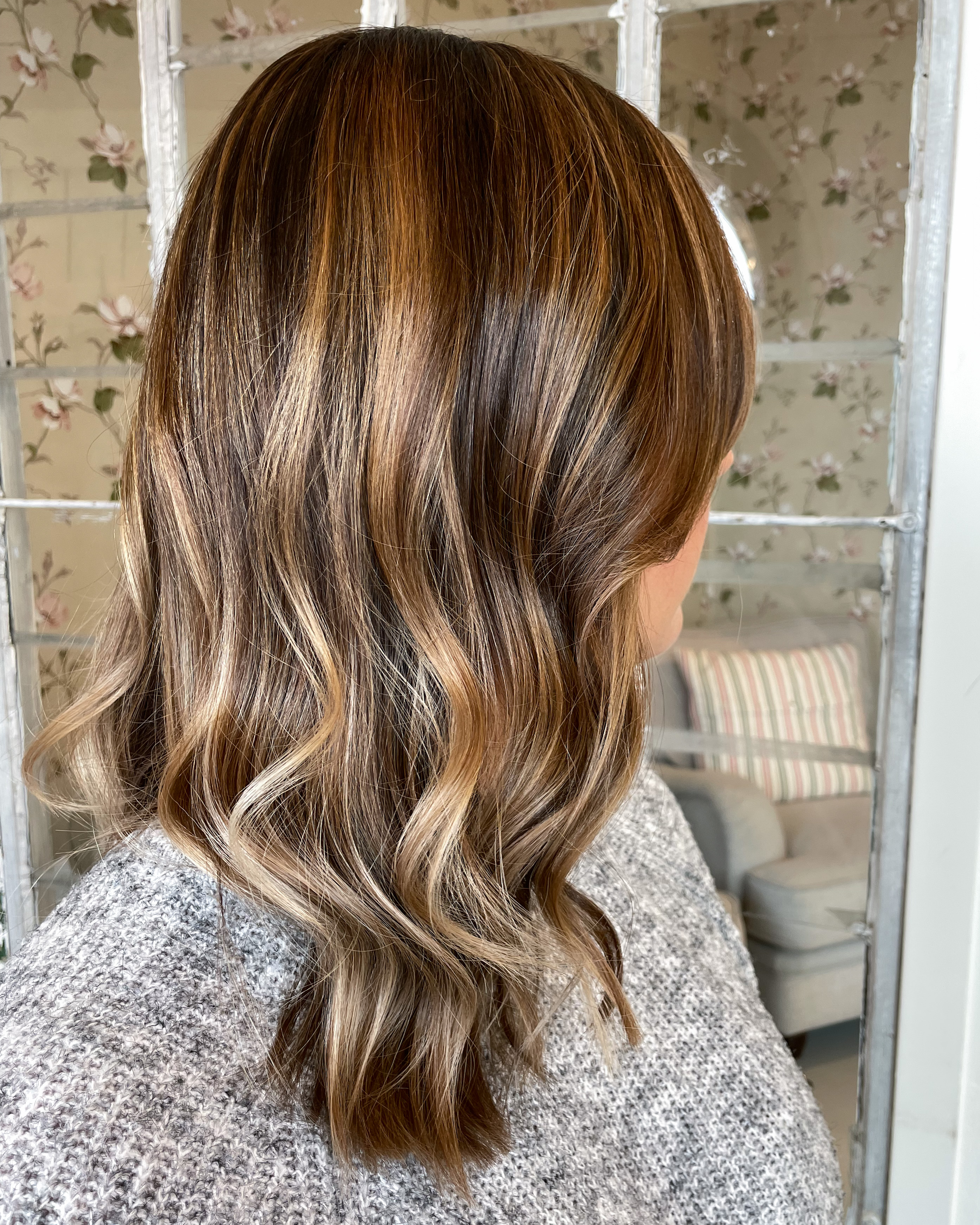 Varm brun hårfärg med ljusa slingor 🍫