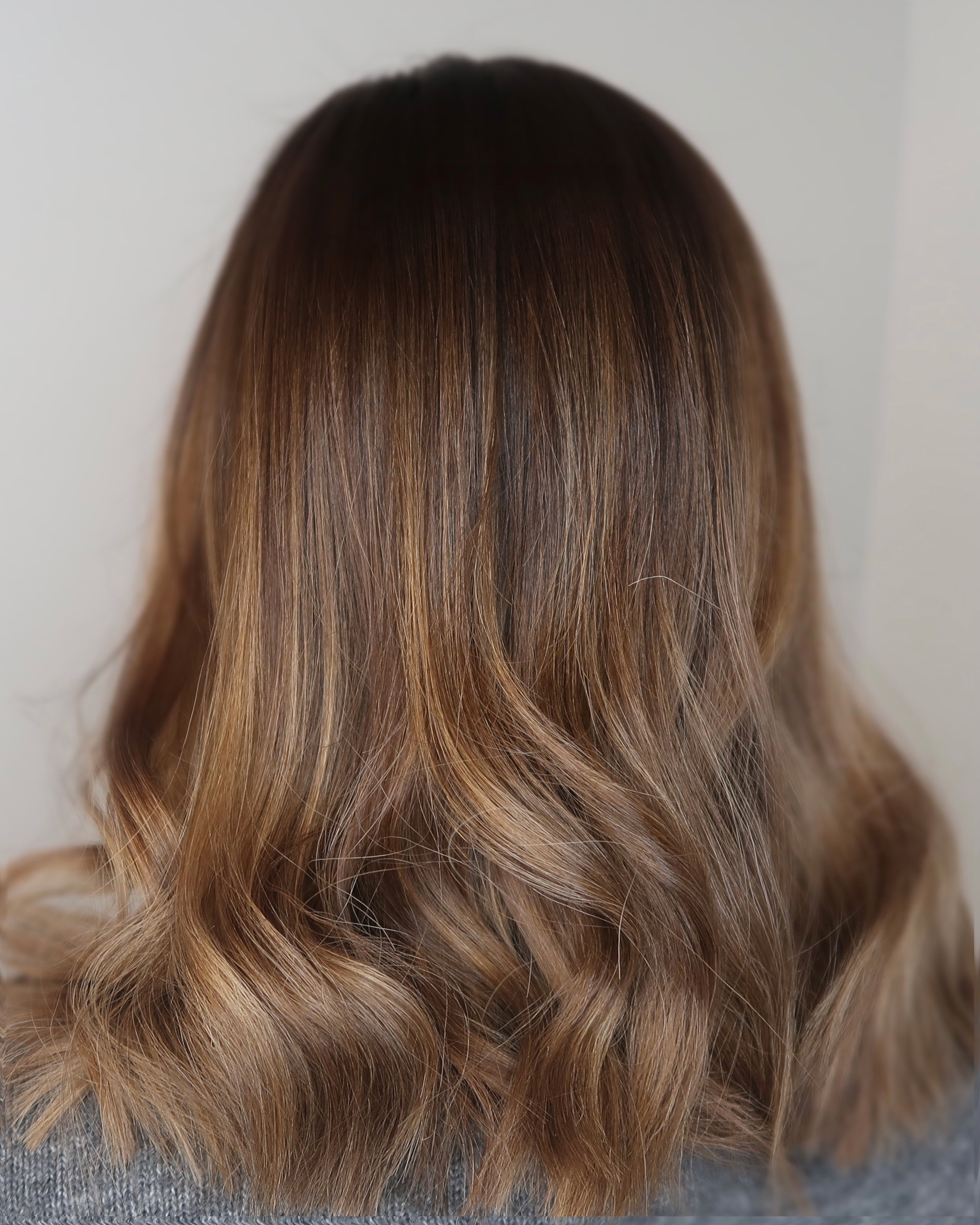 Mörkt hår med ljusa slingor skiftningar