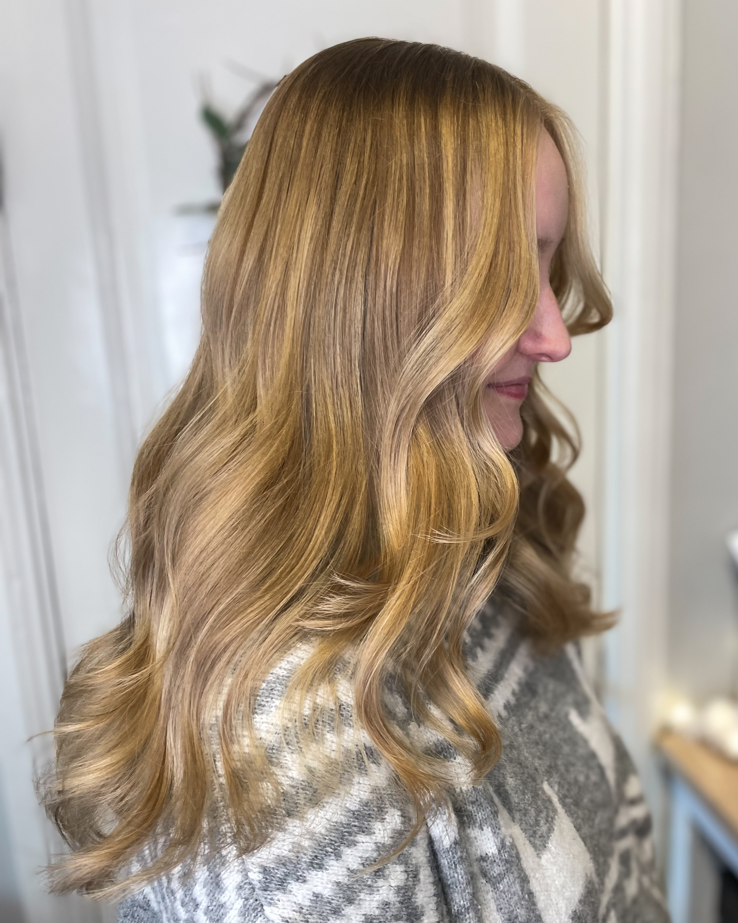 Slingor i mörkt hår