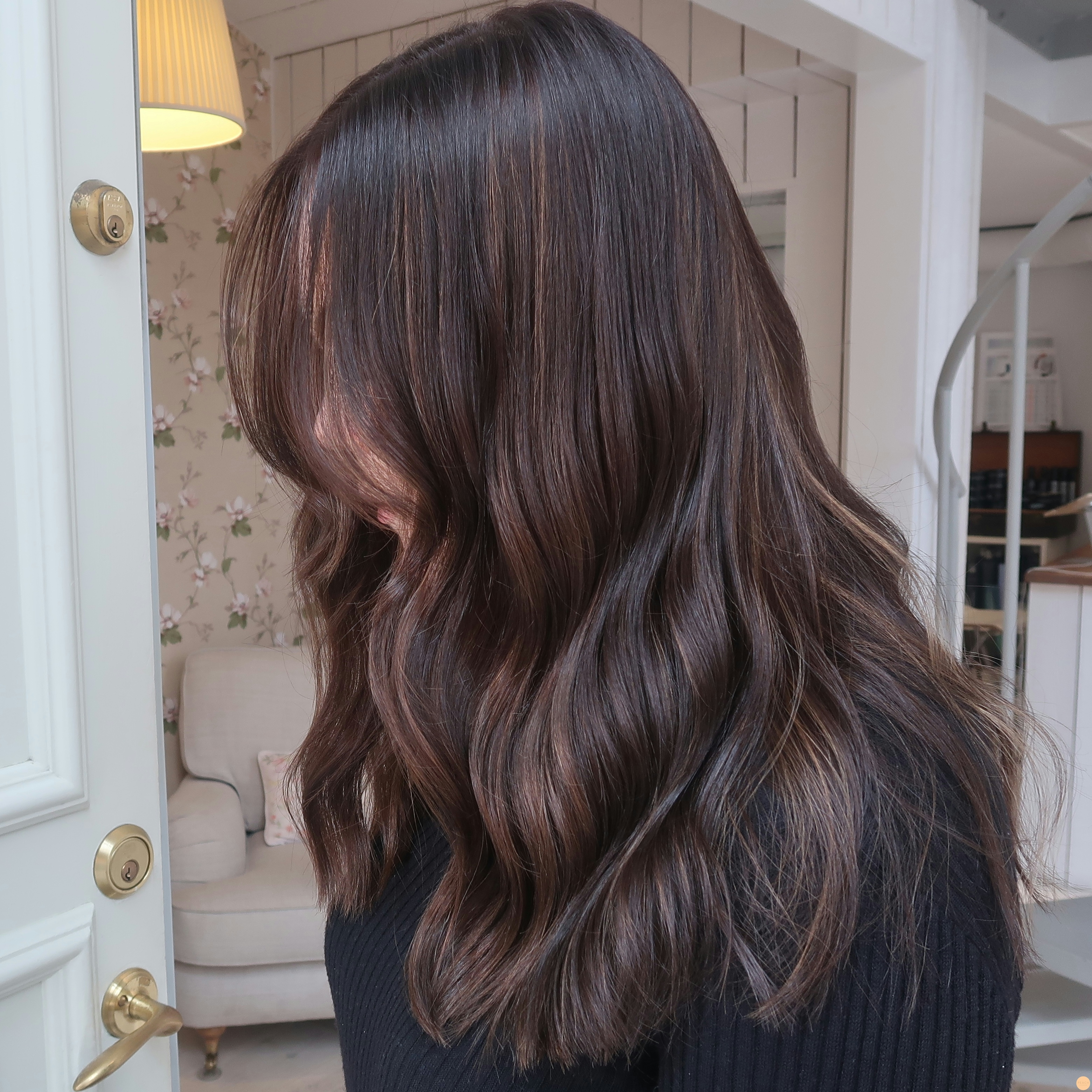 Mörkbrun hårfärg med kolaslingor