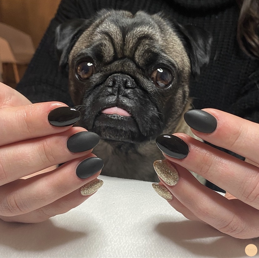 Svarta mandelformade naglar