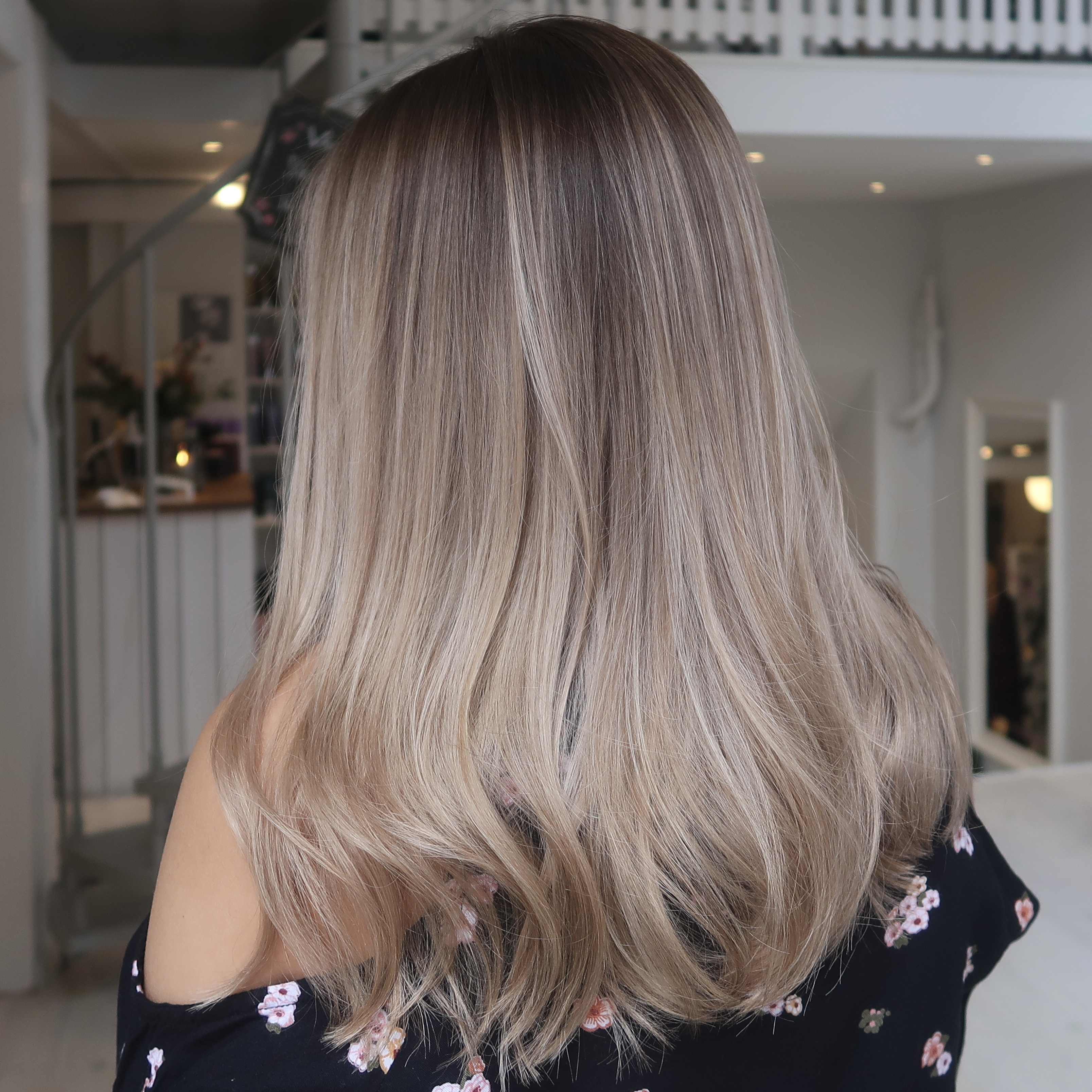 Kall ljusbrun balayage