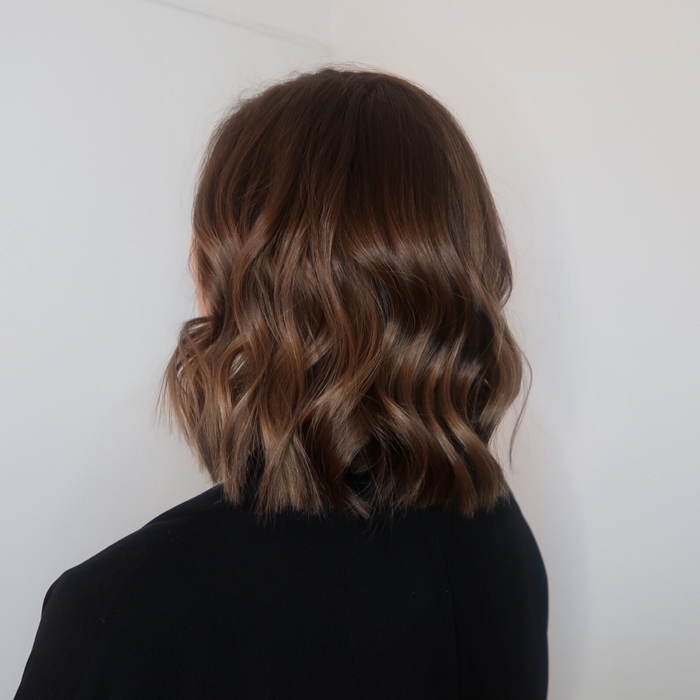 Brun hårfärg med ljusa slingor