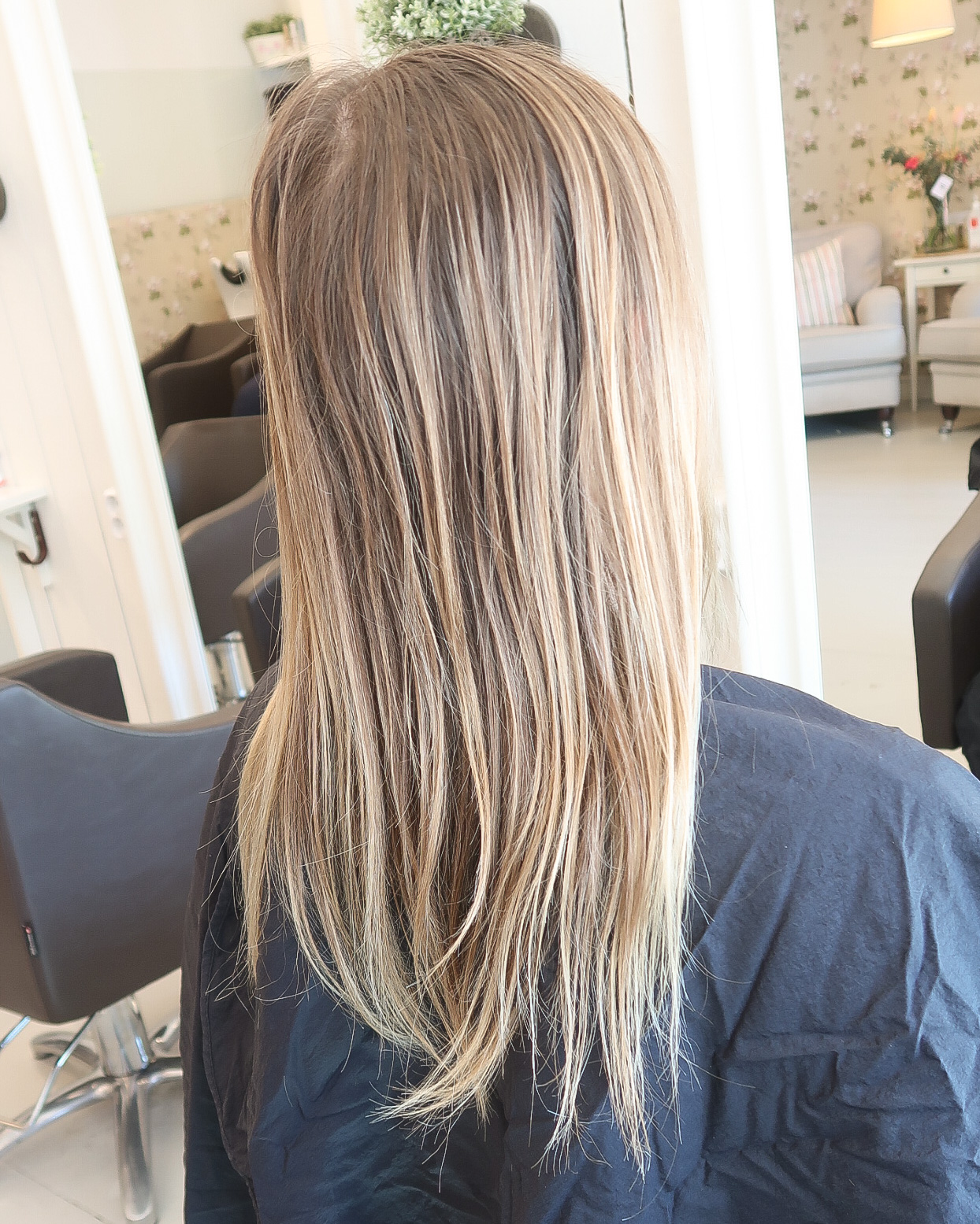 En naturlig botten med ljusa Balayageslingor