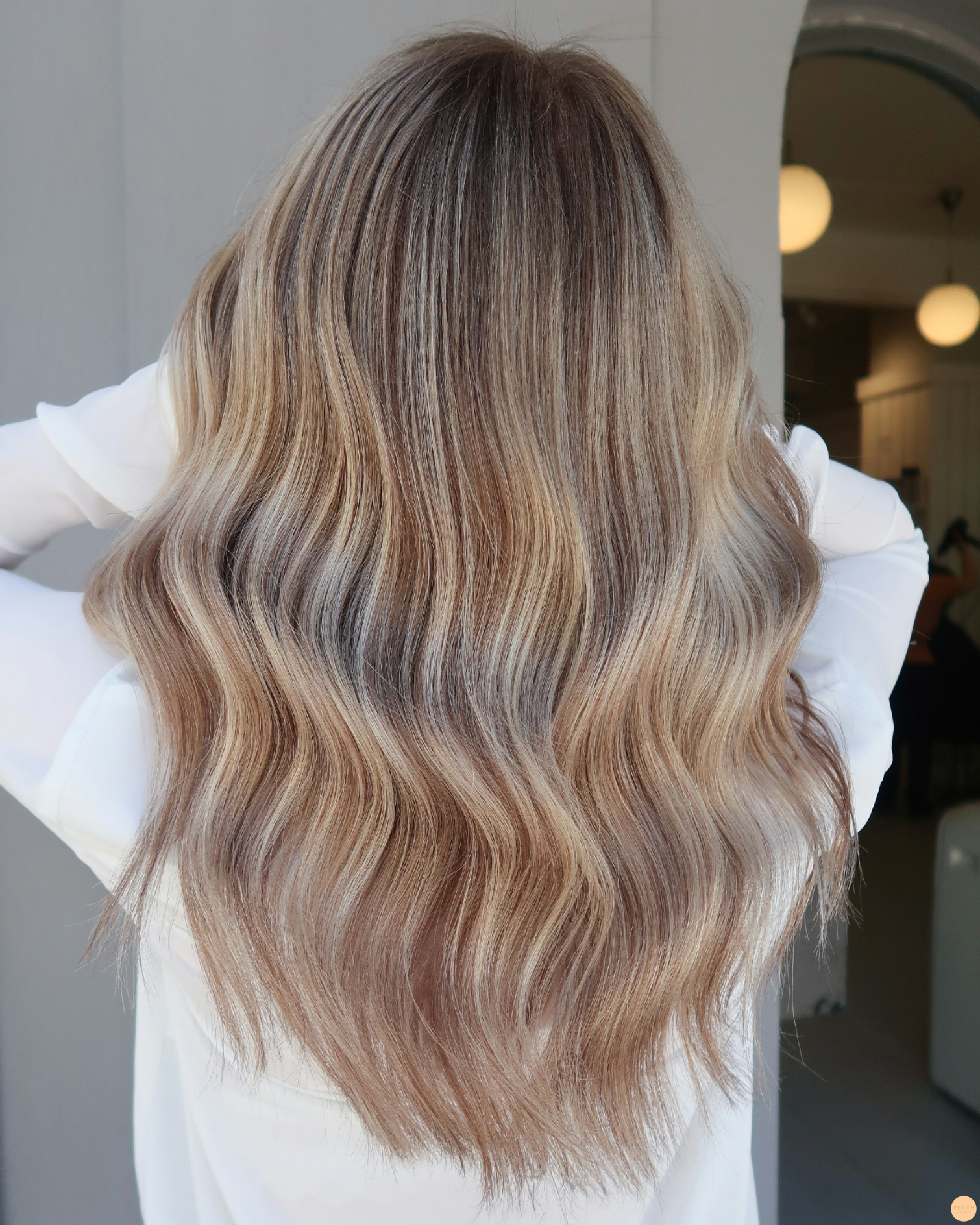 Beige blond hårfärg med ljusa och mörka slingor