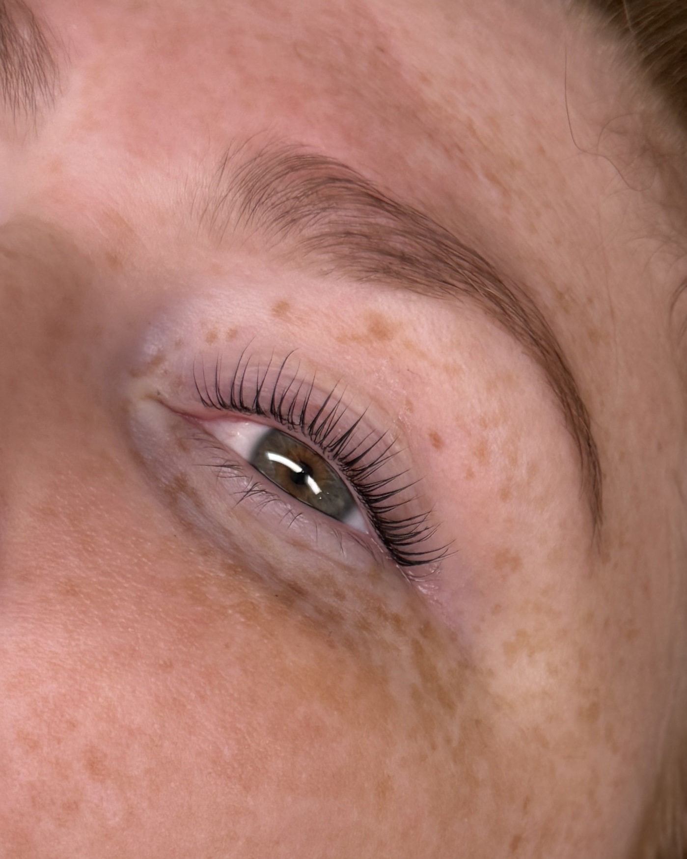 Yumi lashes brynfärgning