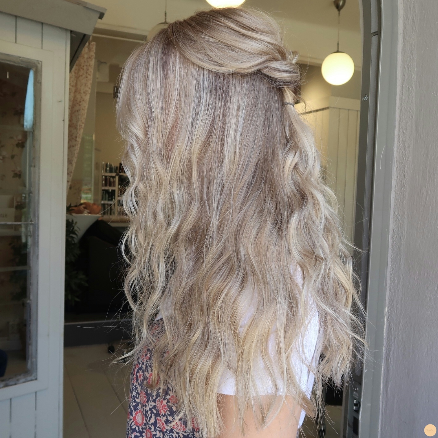 Beige blond hårfärg med ljusa slingor och lowlights