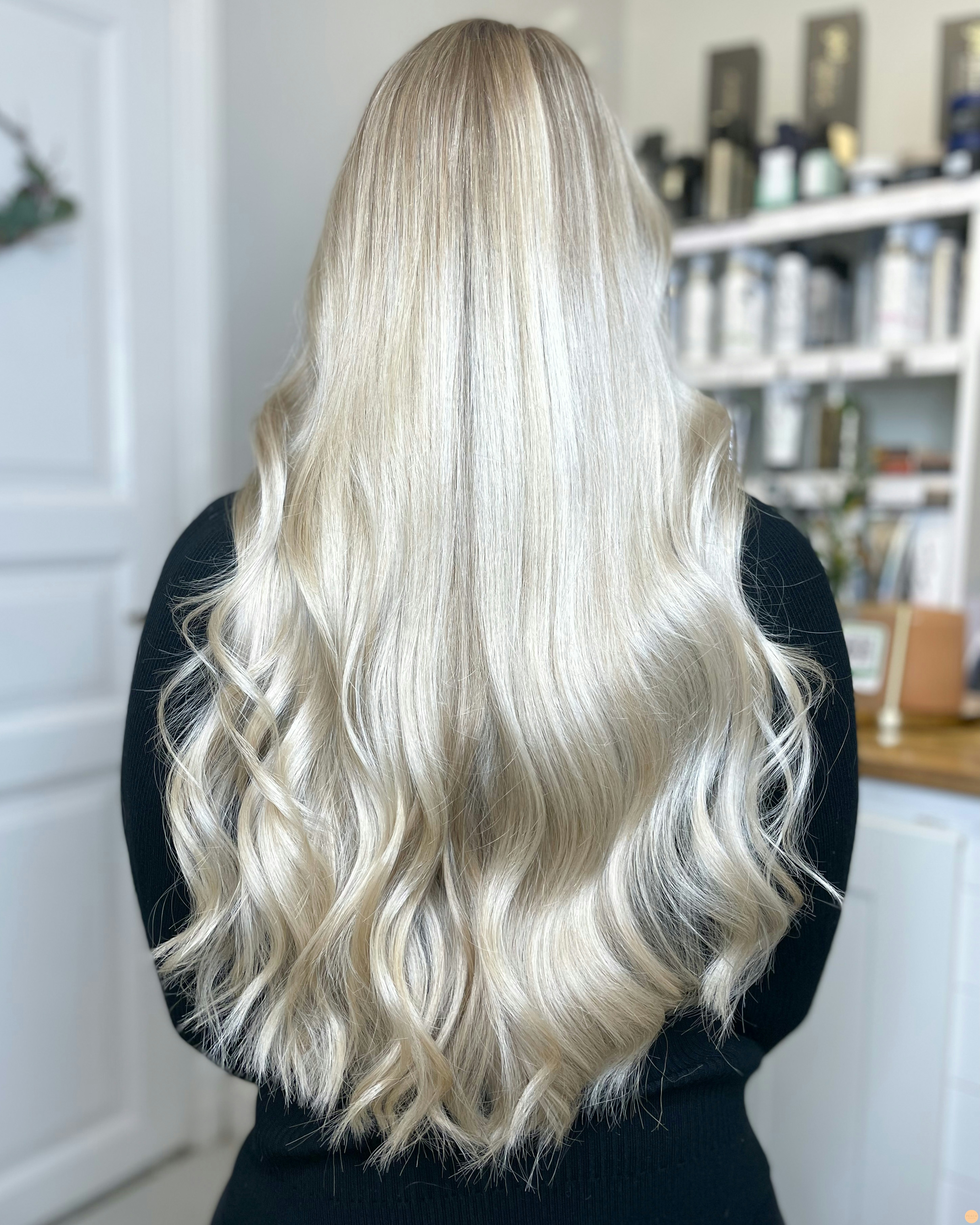 Isblond hårfärg med highlights