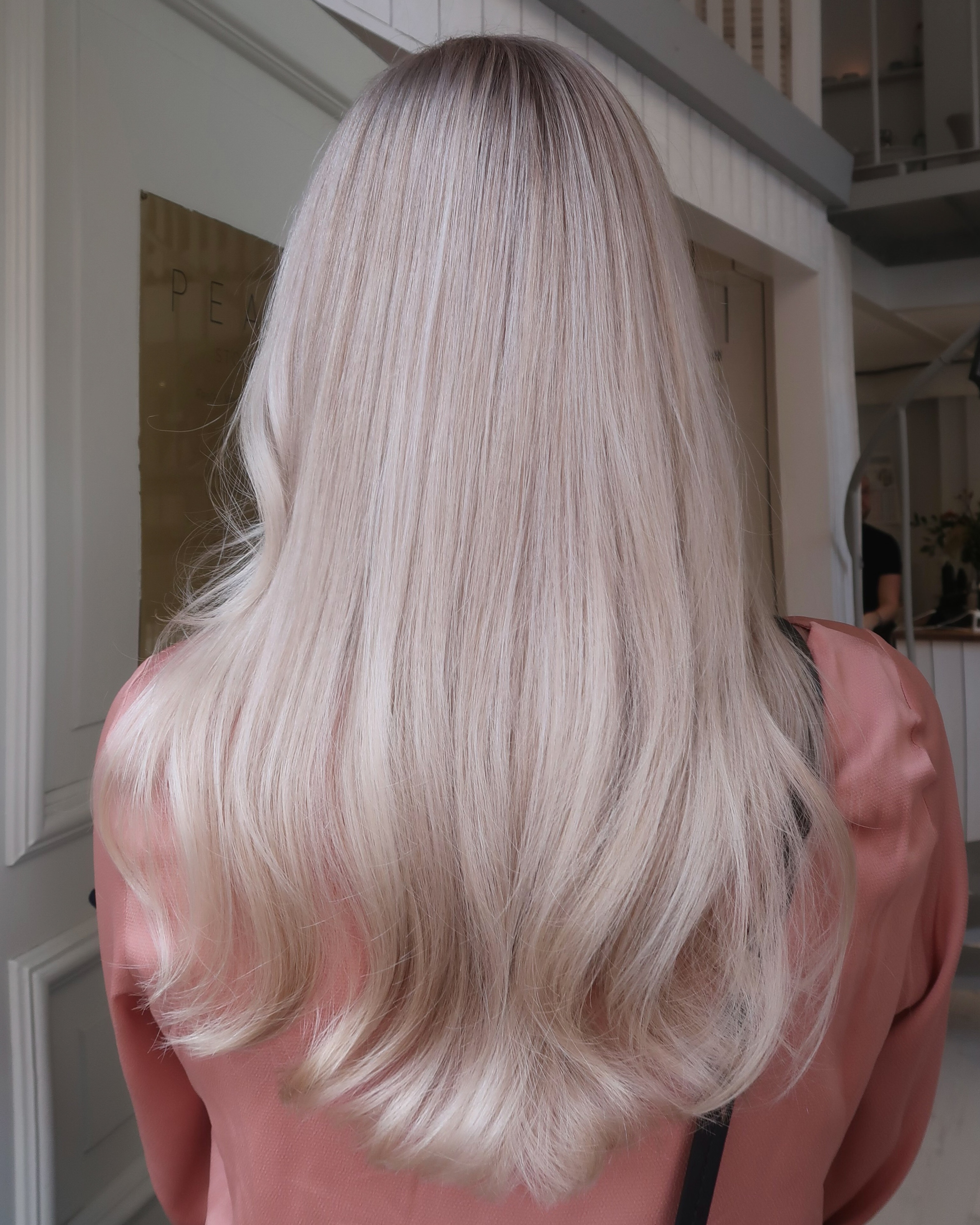 En ljusblond kall hårfärg