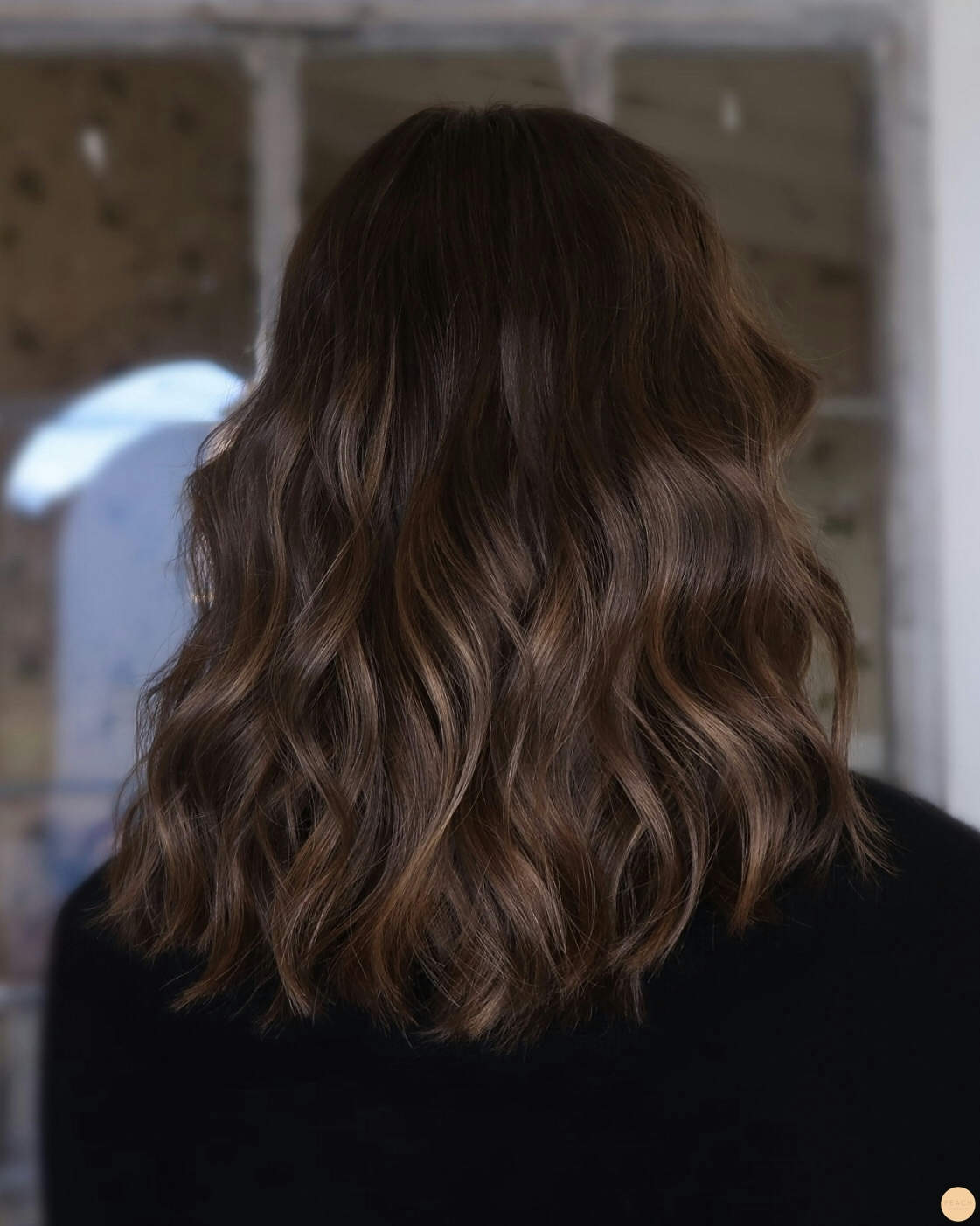 Balayage ljusa slingor i brunt naturligt hår för en fin varm hårfärg