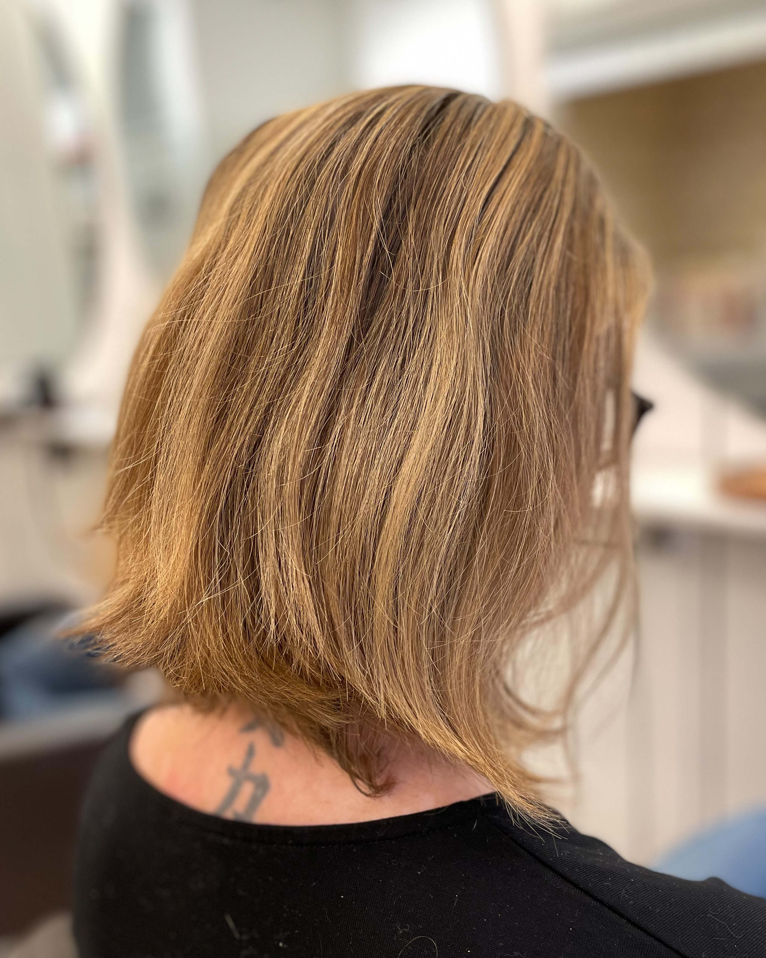 En bob med ljusa slingor