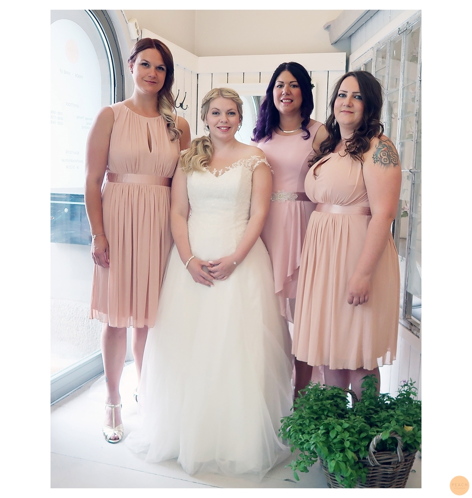 Bröllop i Stockholm med bruduppsättning med fläta och blommor