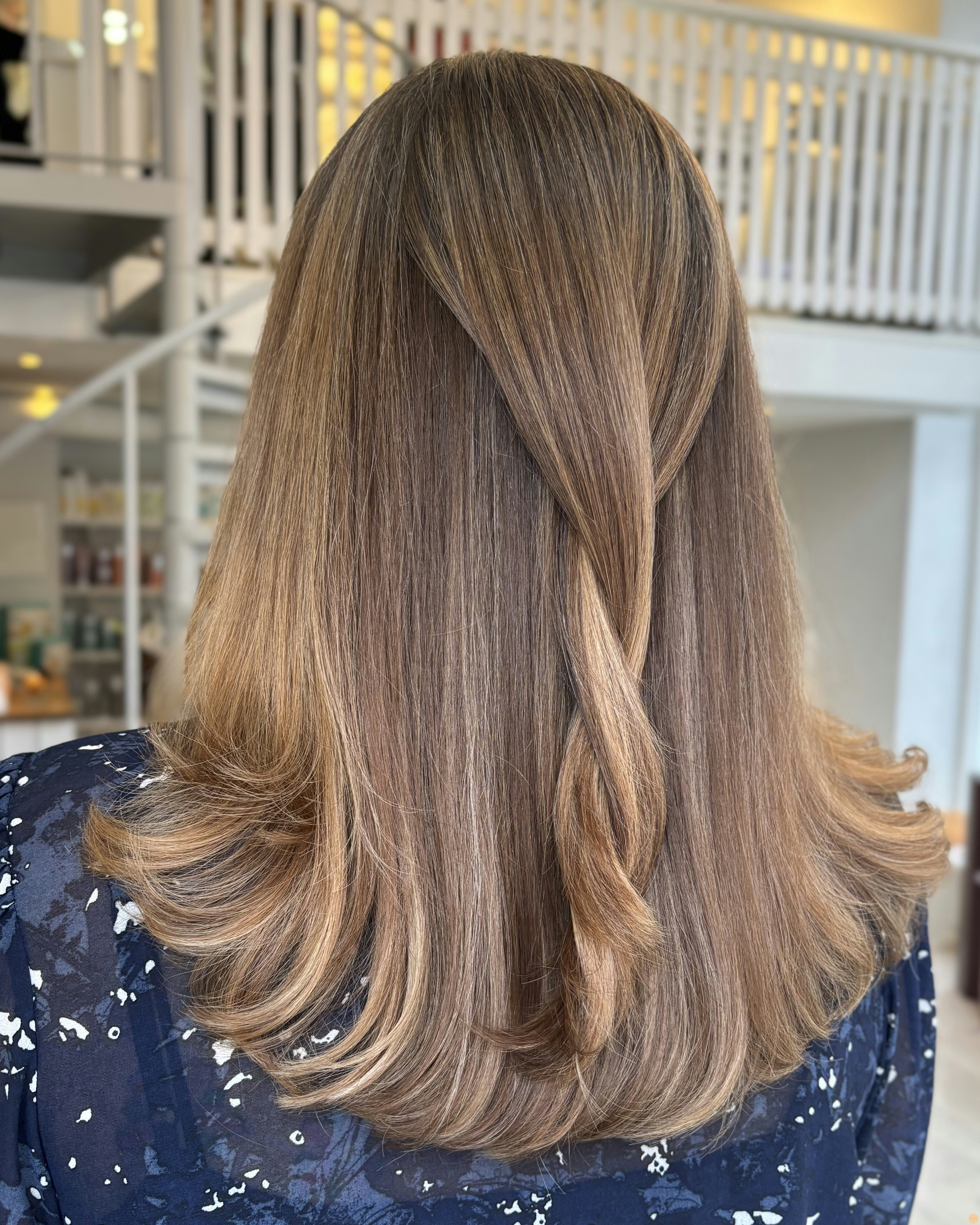 Krämig varm brun färg