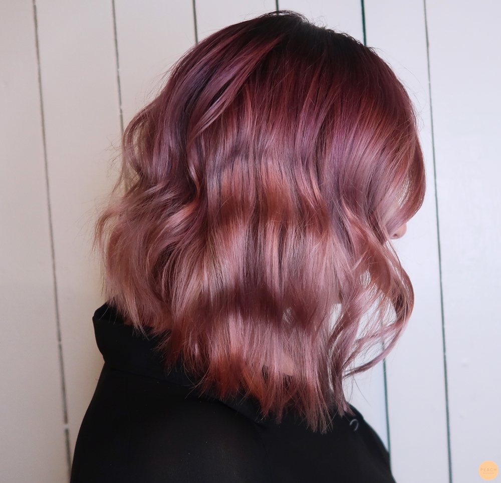 Snygg hårfärg med lila, rosa och rosé slingor till en "wavy lob"