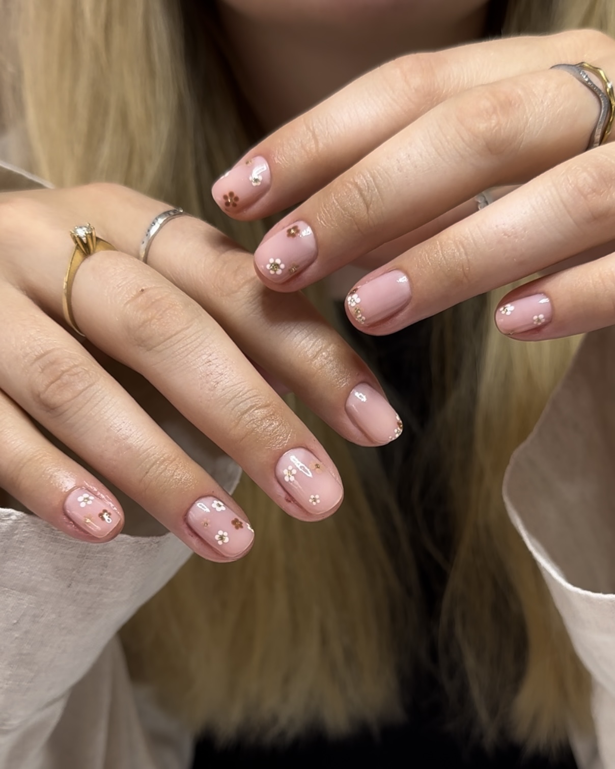 Små gulliga blommor gelpolish