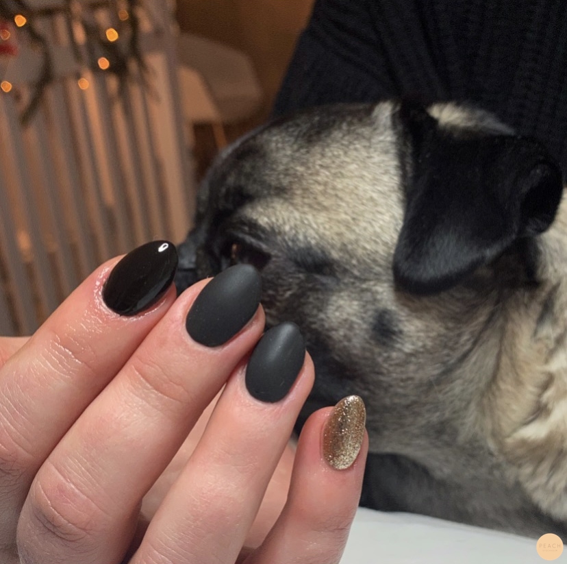 Svarta mandelformade naglar