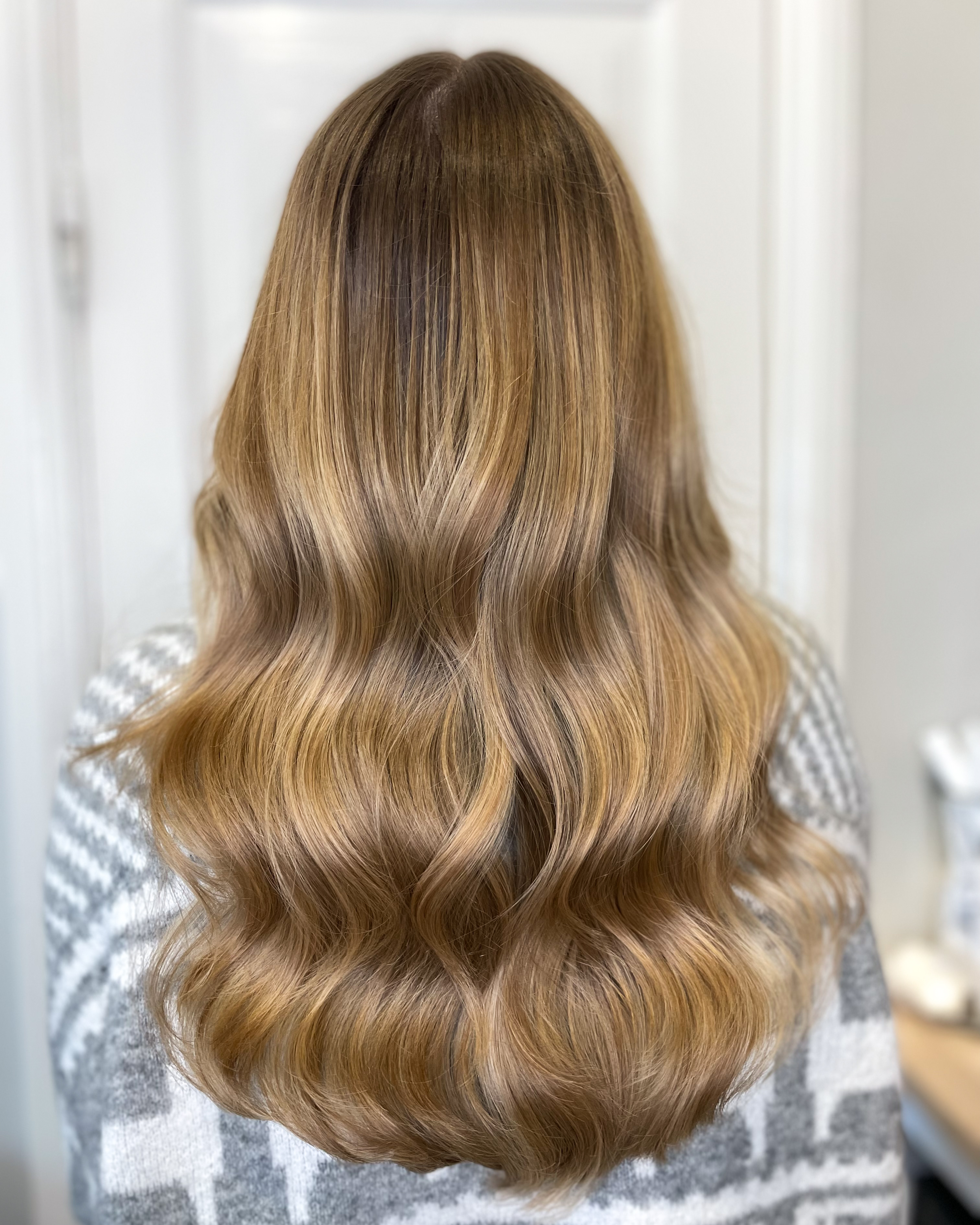 Slingor i mörkt hår