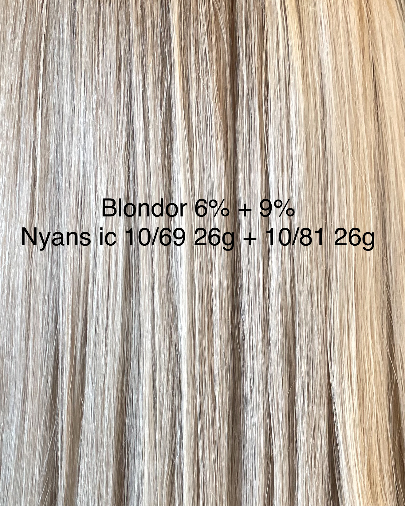 Ljusa slingor med en krispigt kall blond nyans