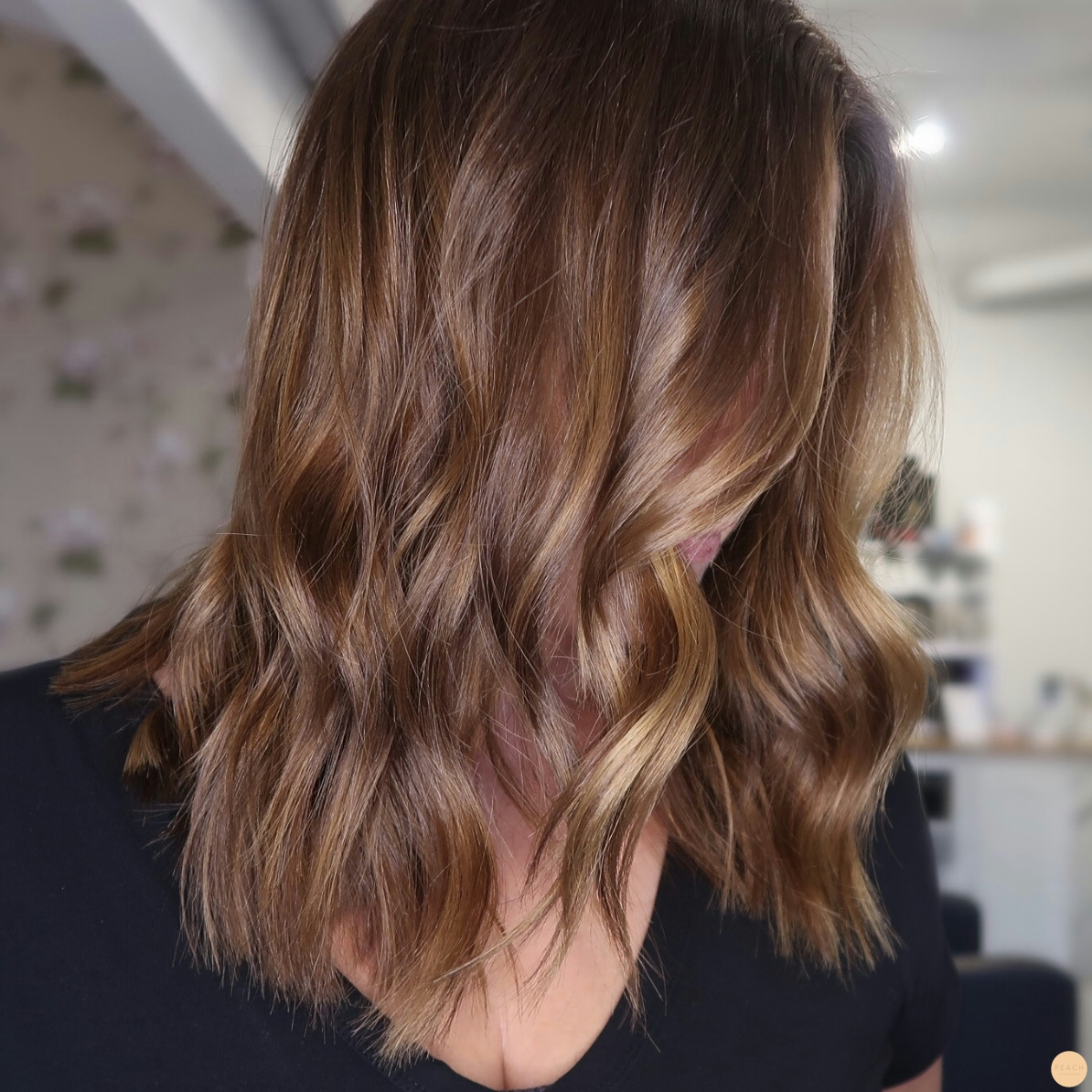 Varm ljusbrun hårfärg med slingor och toner av karamell och kanel