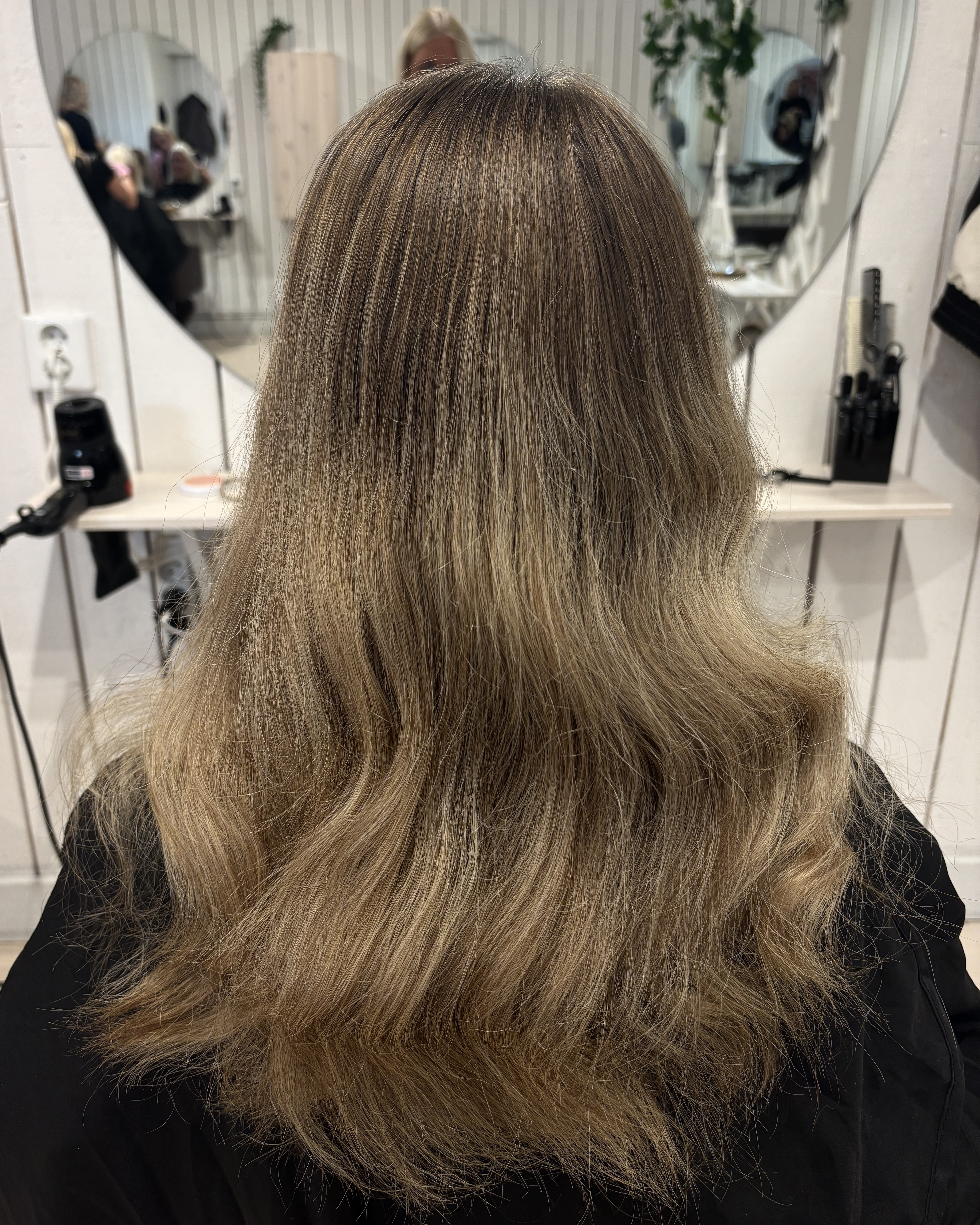 Kall beige blond hårfärg