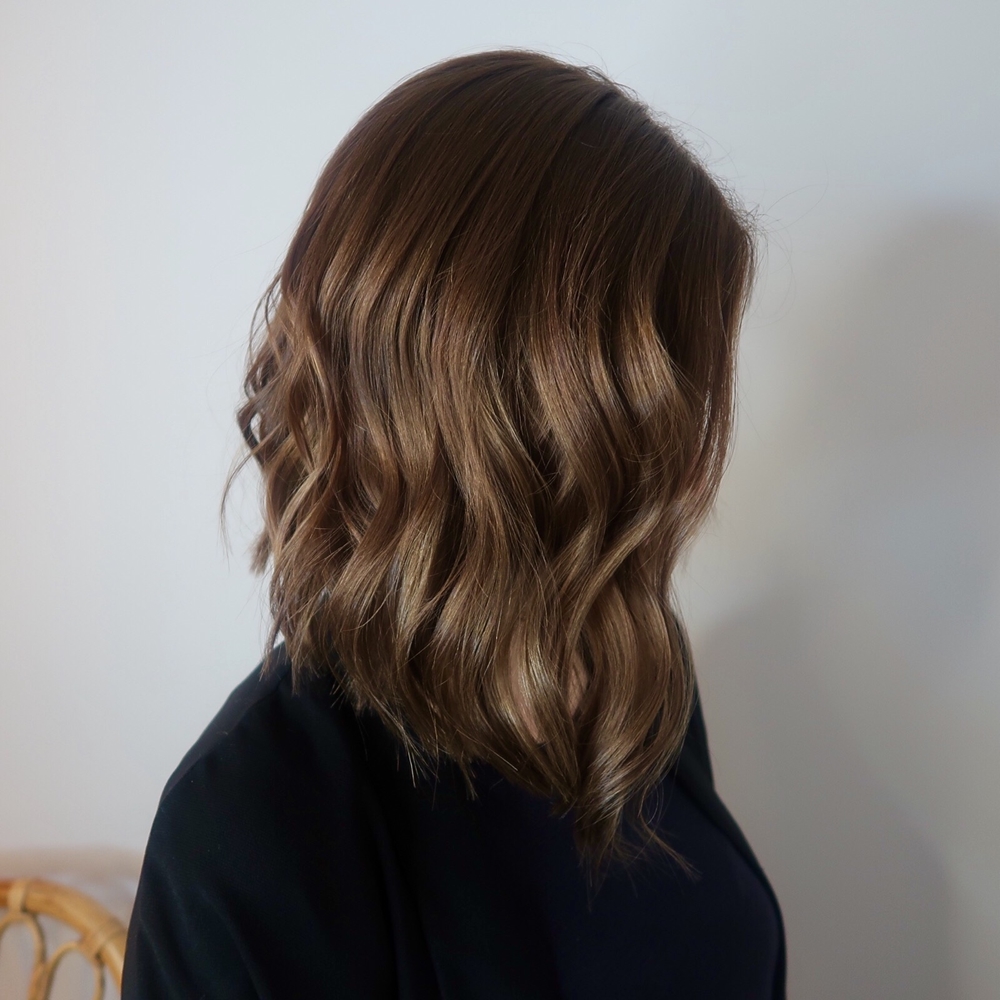 Brun hårfärg med ljusa slingor