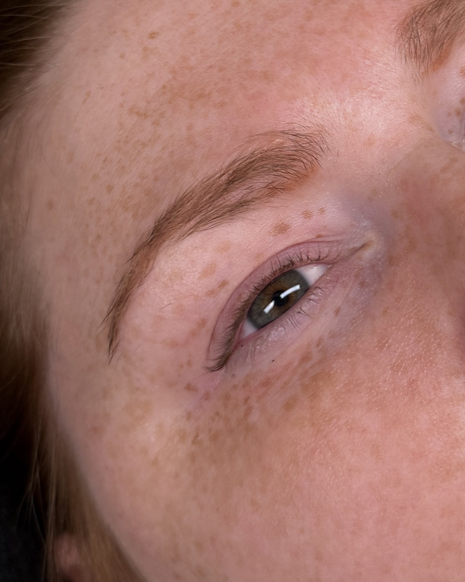 Yumi lashes brynfärgning