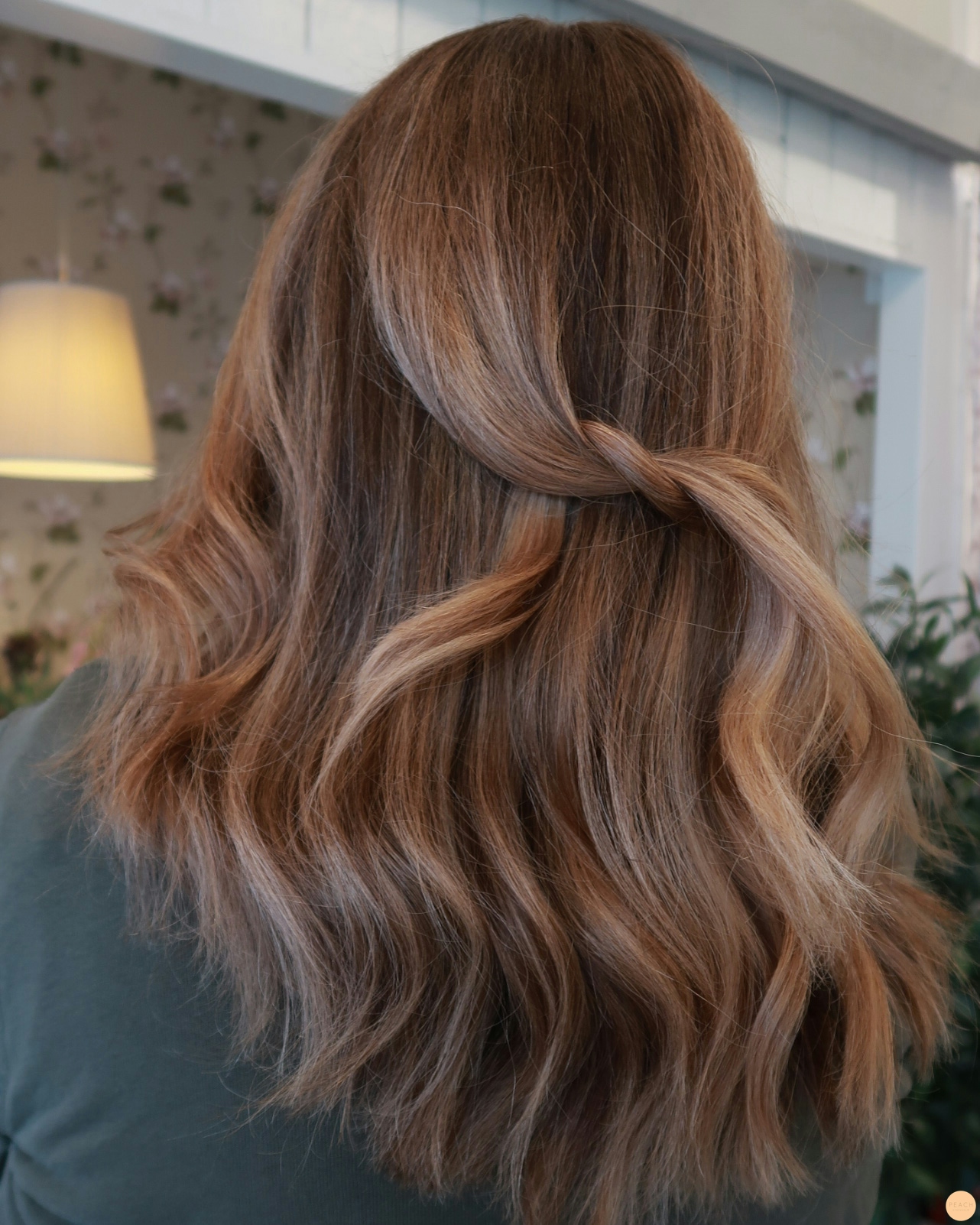 Ljusa slingor med ett soft koppar nyans.