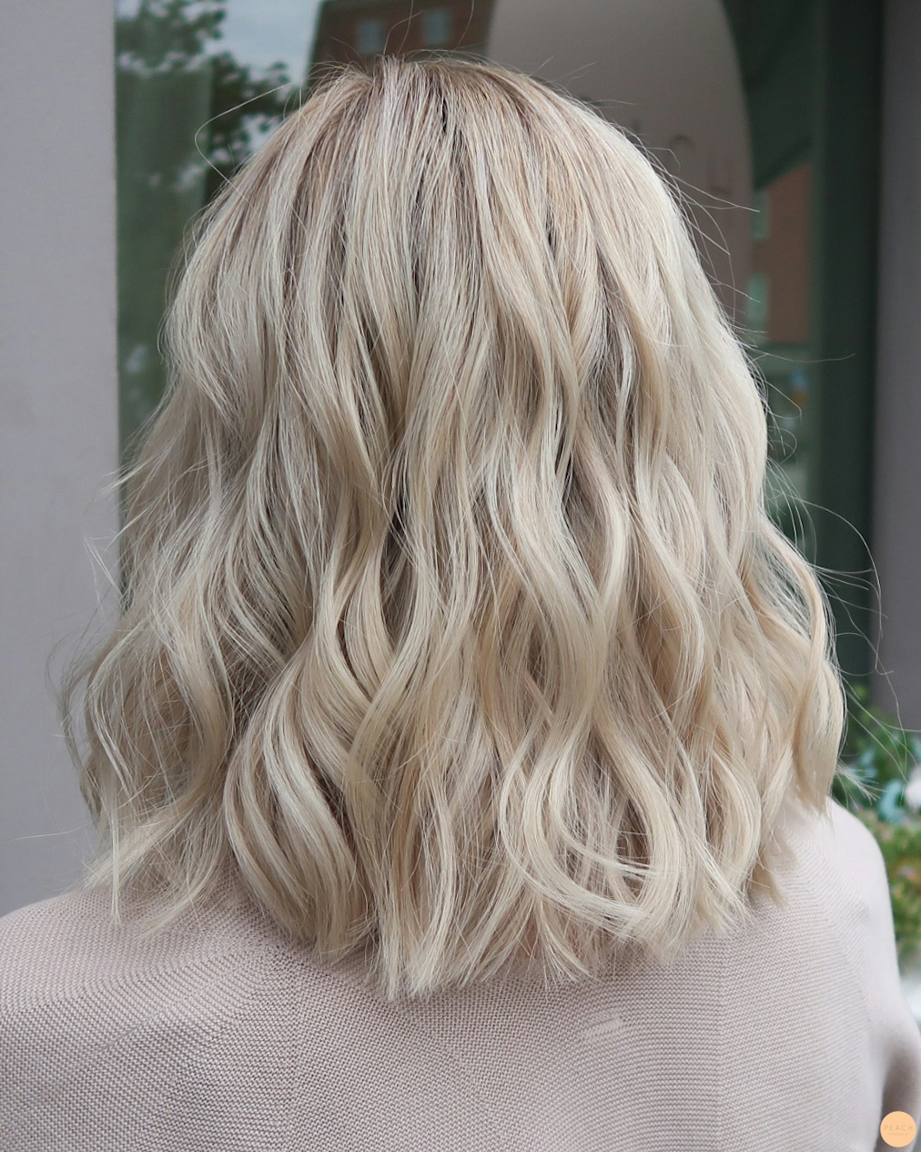 Kall ljus blond hårfärg med slingor i silver, platinum och cendré beigeblond i en fin page frisyr