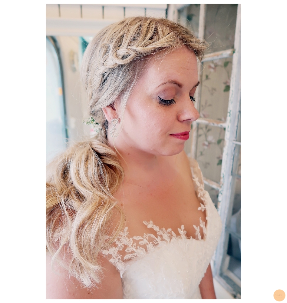 Bröllop i Stockholm med bruduppsättning med fläta och blommor