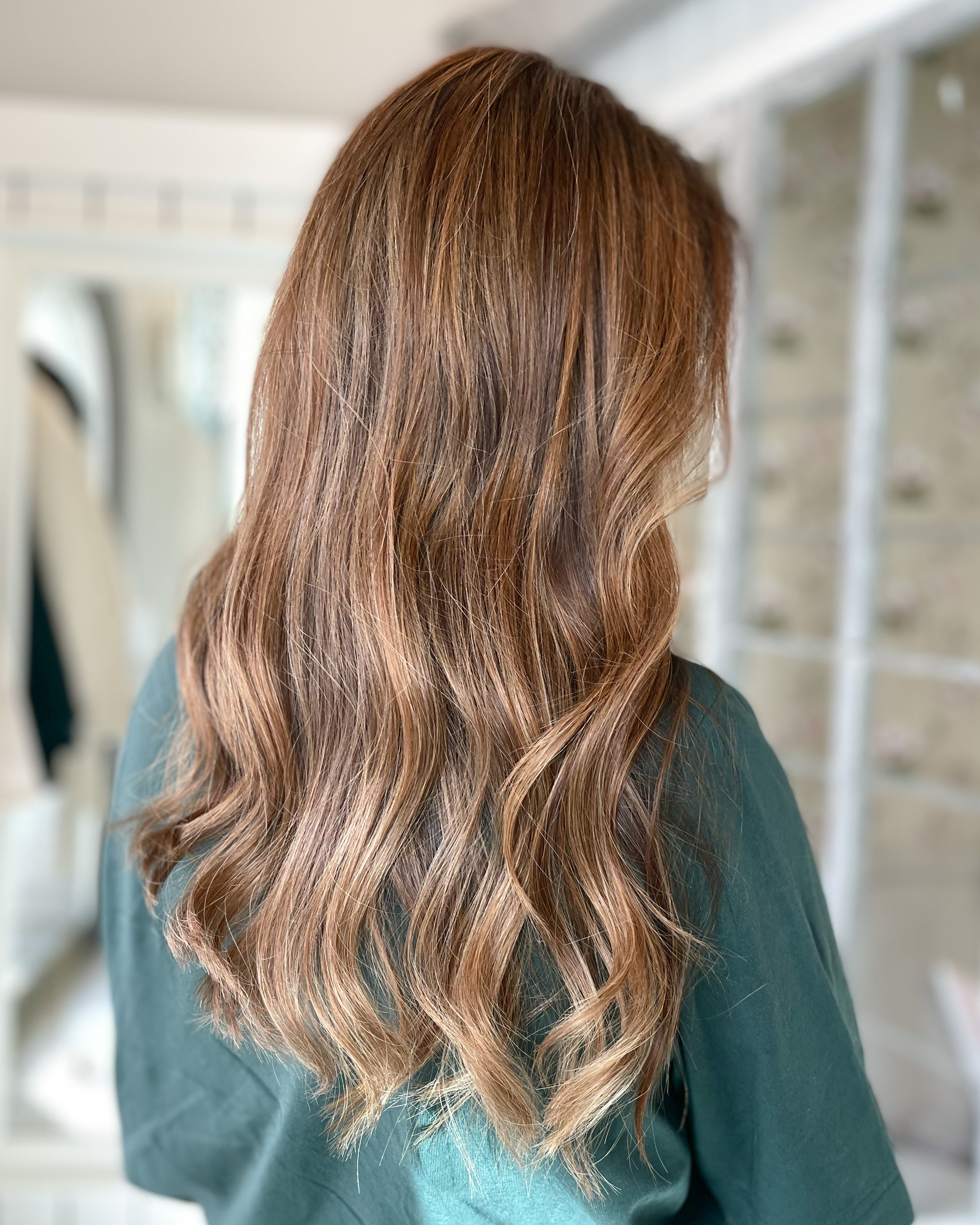 Varm beige hårfärg med highlights