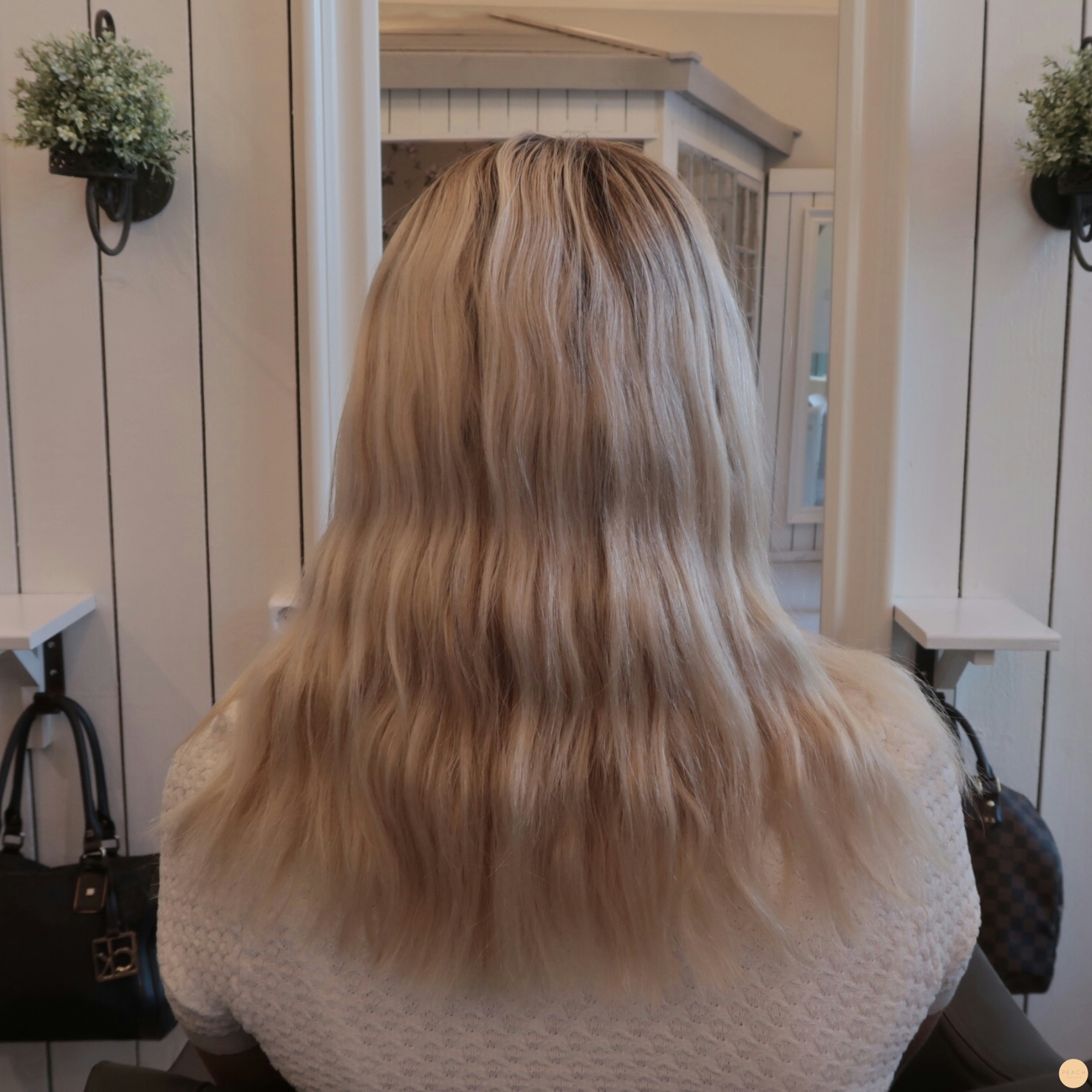 Kall beige blond hårfärg med lowlights.