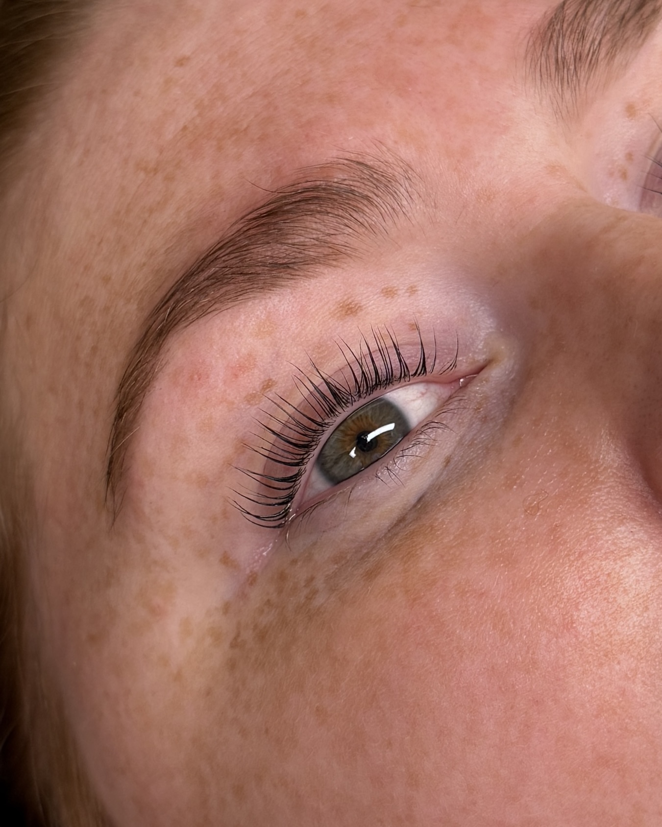 Yumi lashes brynfärgning