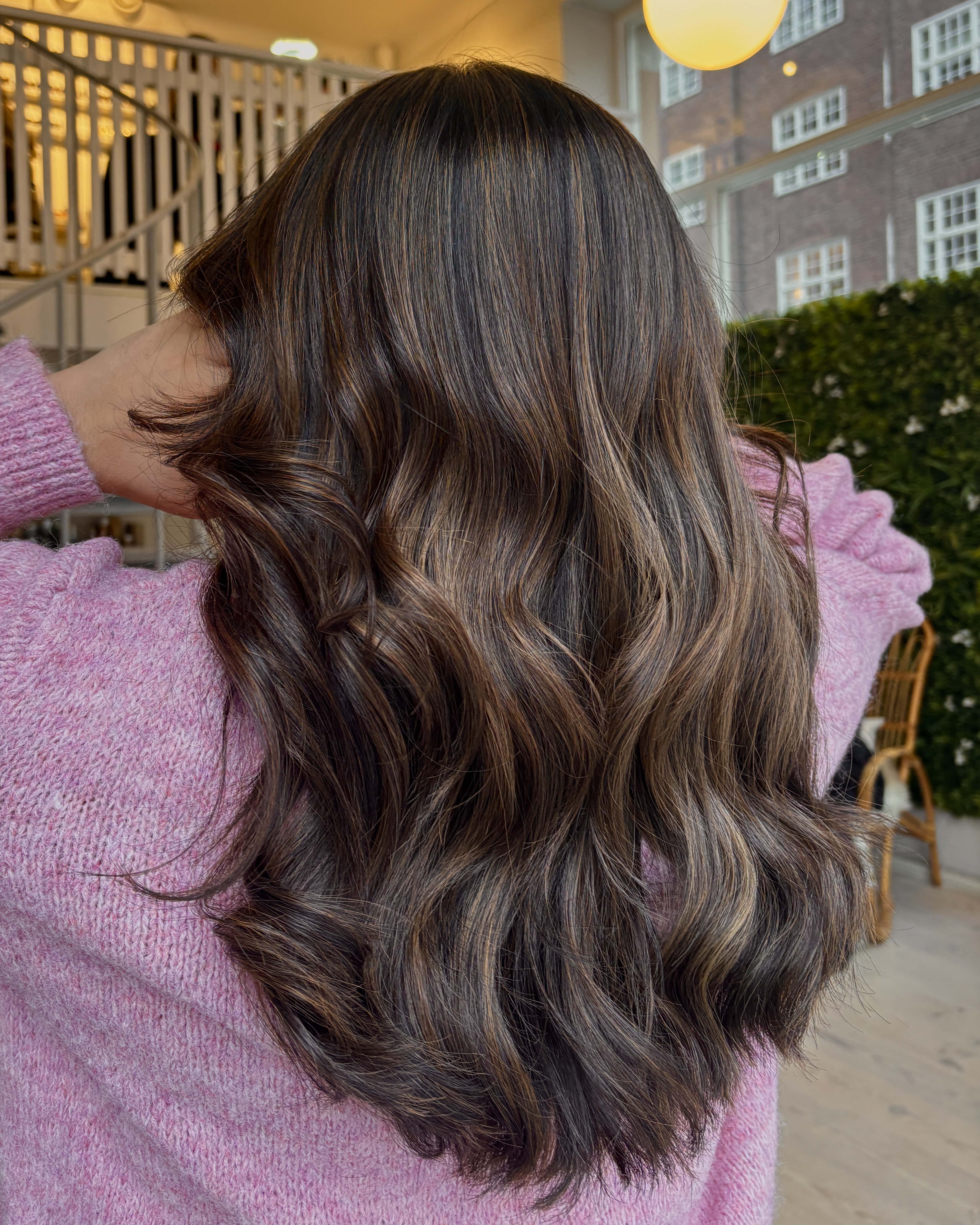 Varma slingor i brunt hår